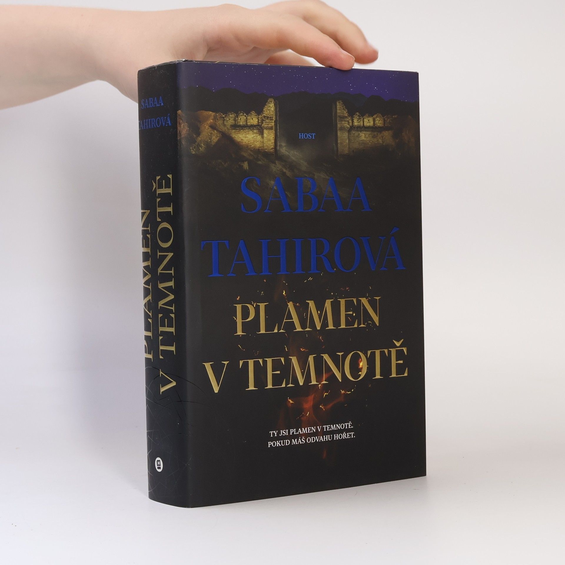 Sabaa Tahir Plamen v temnotě