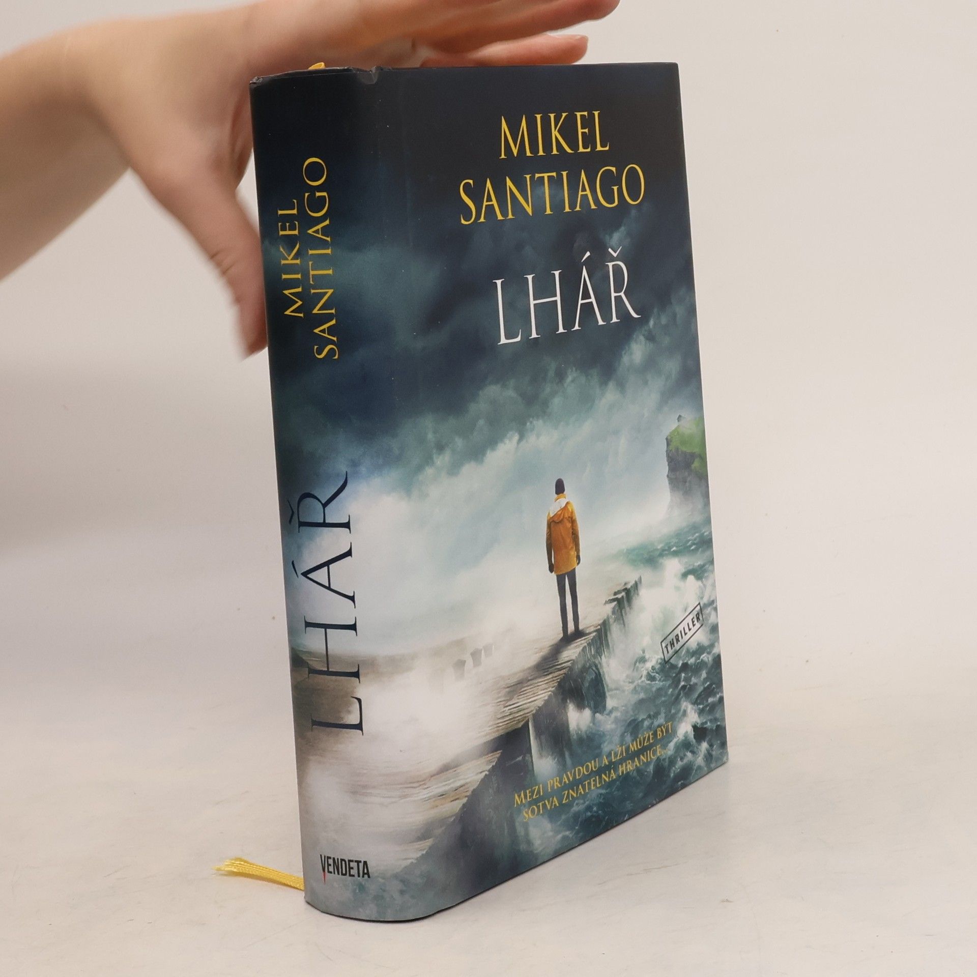 Mikel Santiago Lhář