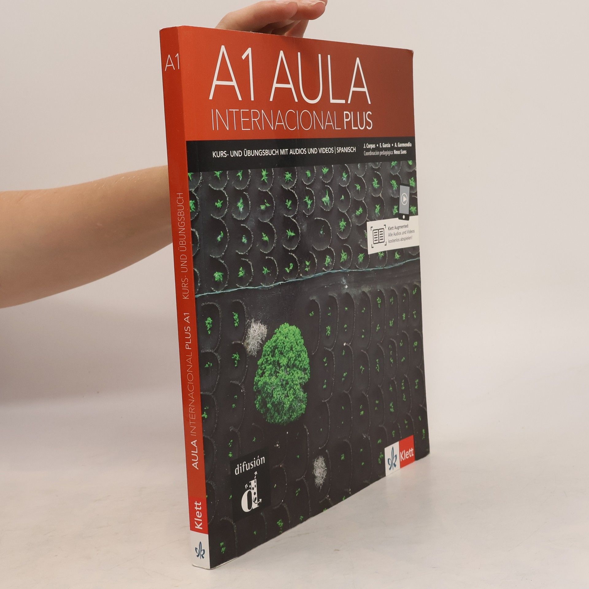 Aula Internacional Plus 1 (A1).Kurs- und Übungsbuch + Audios und Videos online