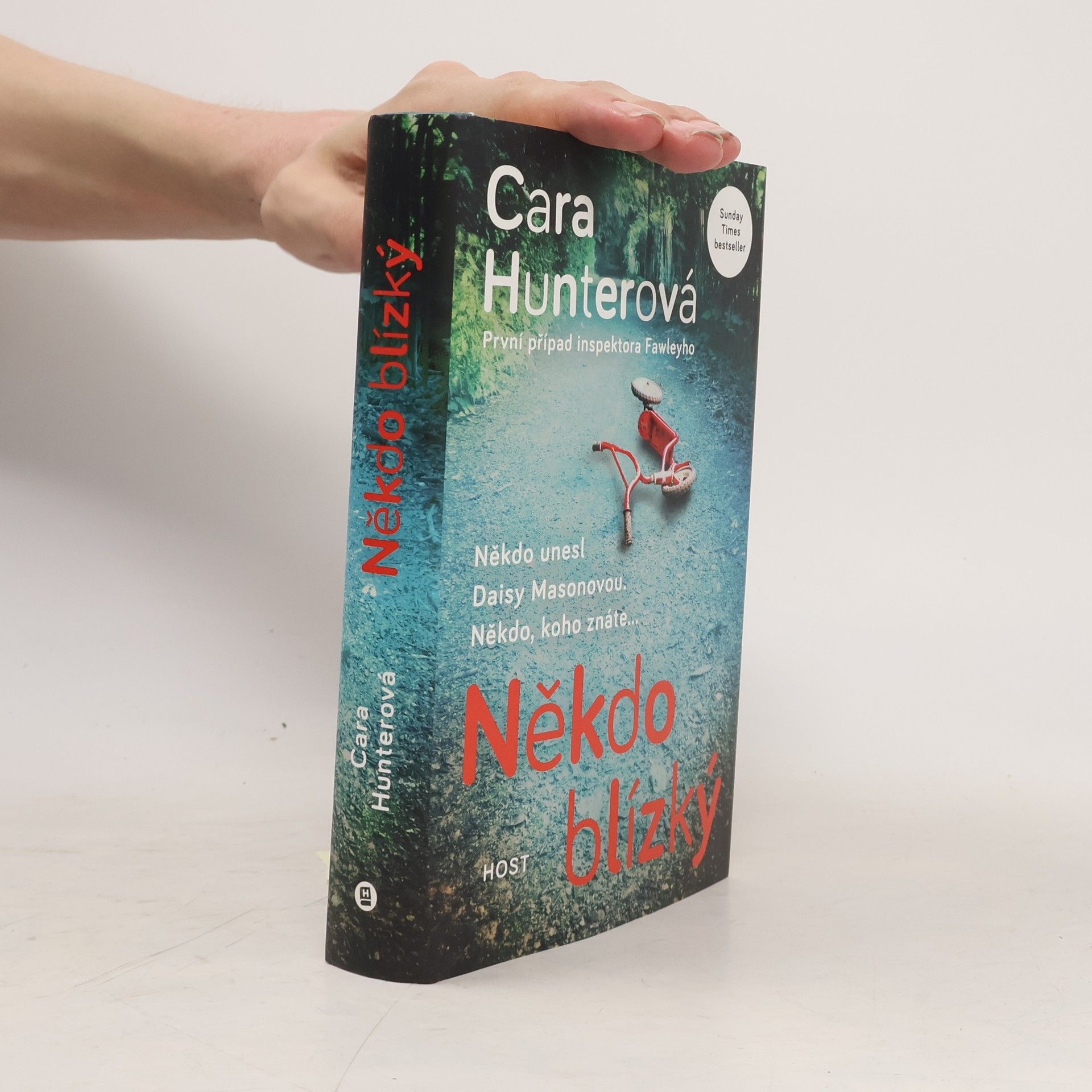 Cara Hunter Někdo blízký. První případ inspektora Fawleyho