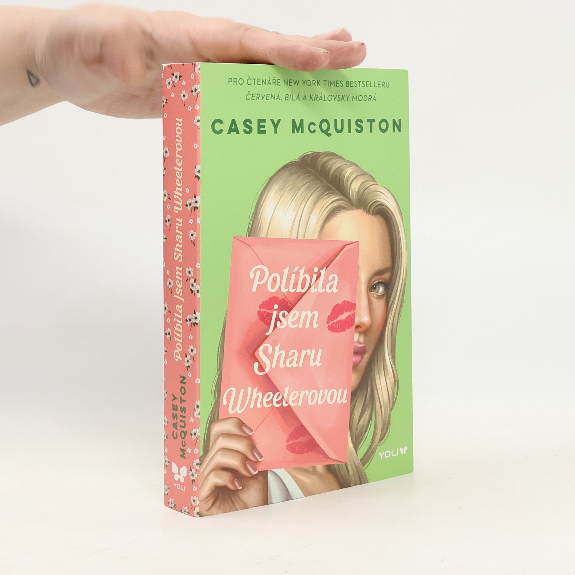 Casey McQuiston Políbila jsem Sharu Wheelerovou
