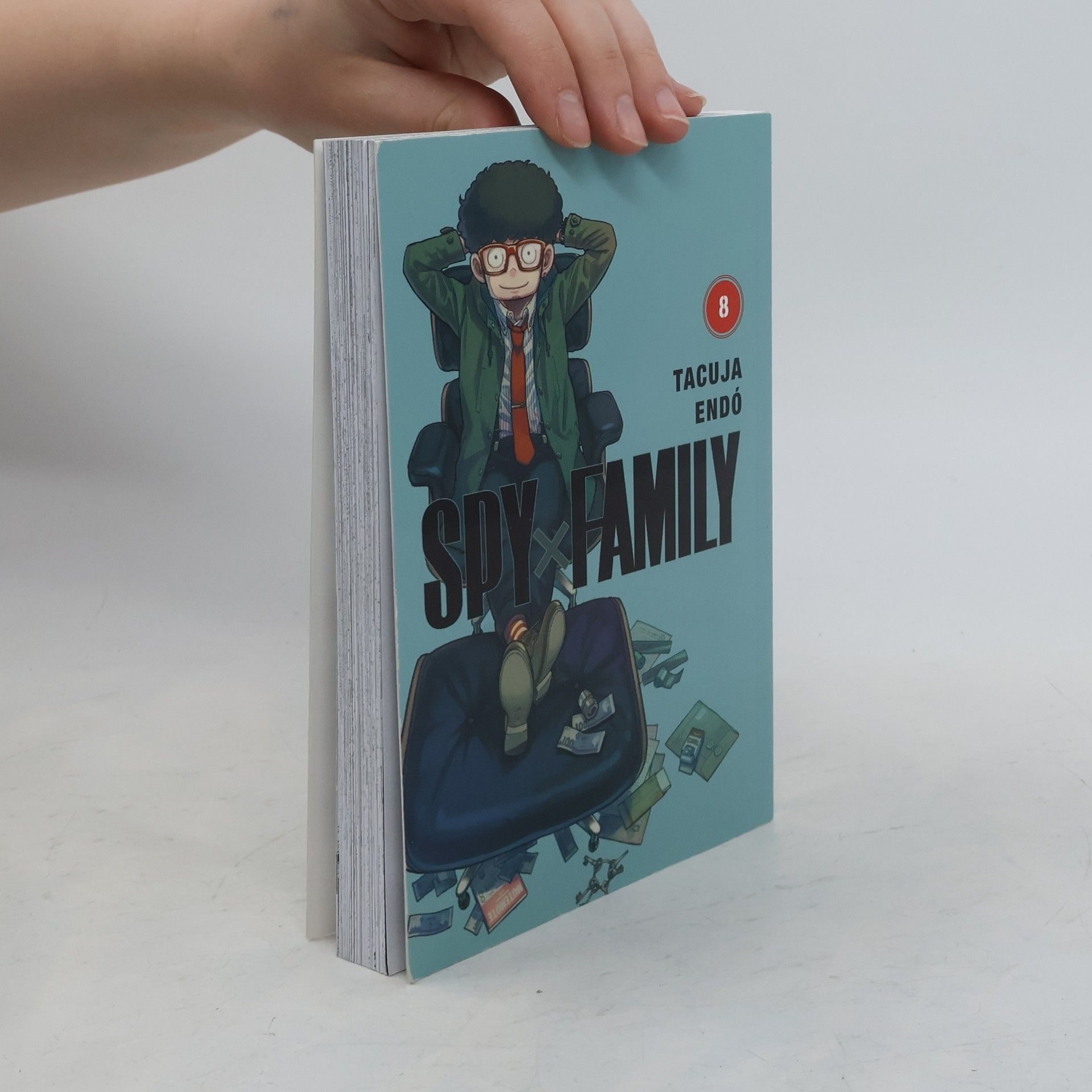 Tacuja Endó Spy x Family. 8