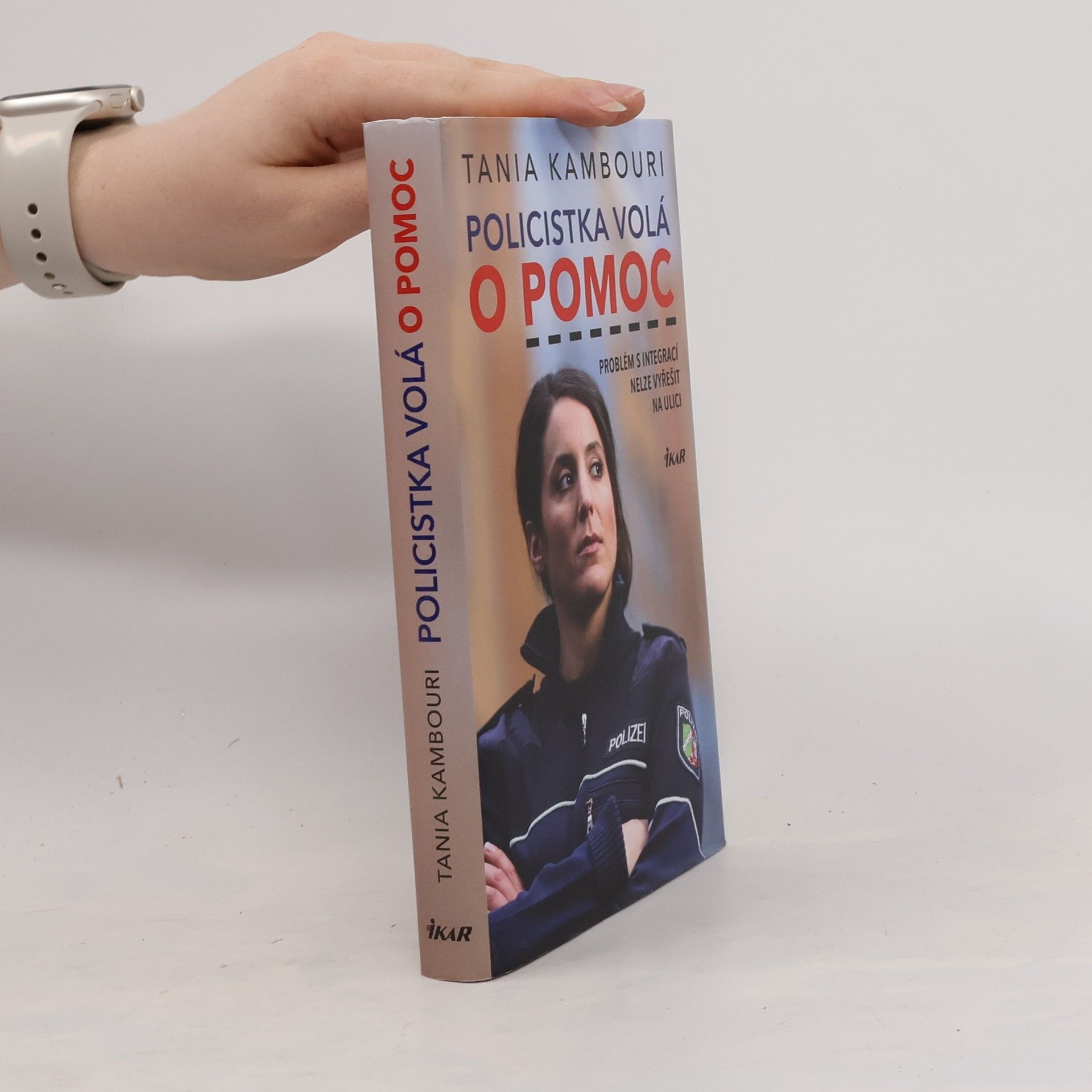 Policistka volá o pomoc