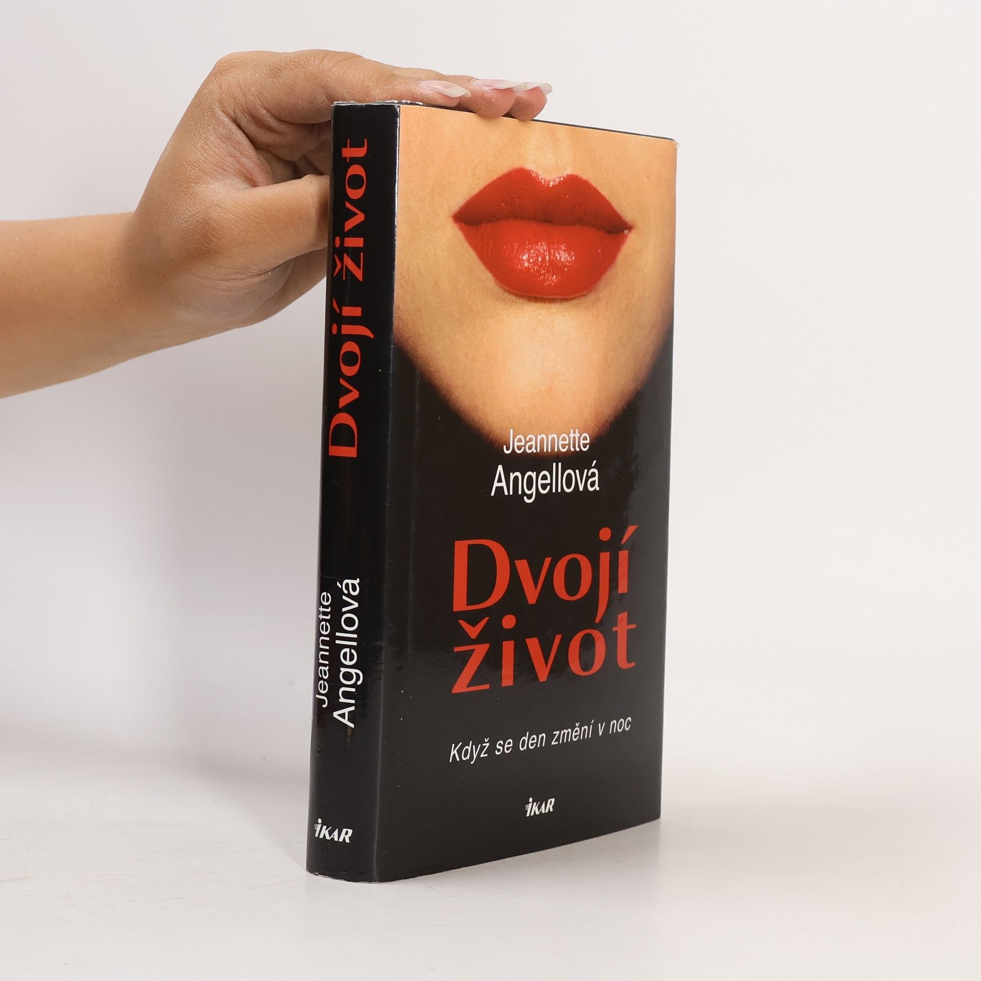 Jeannette L. Angell Dvojí život