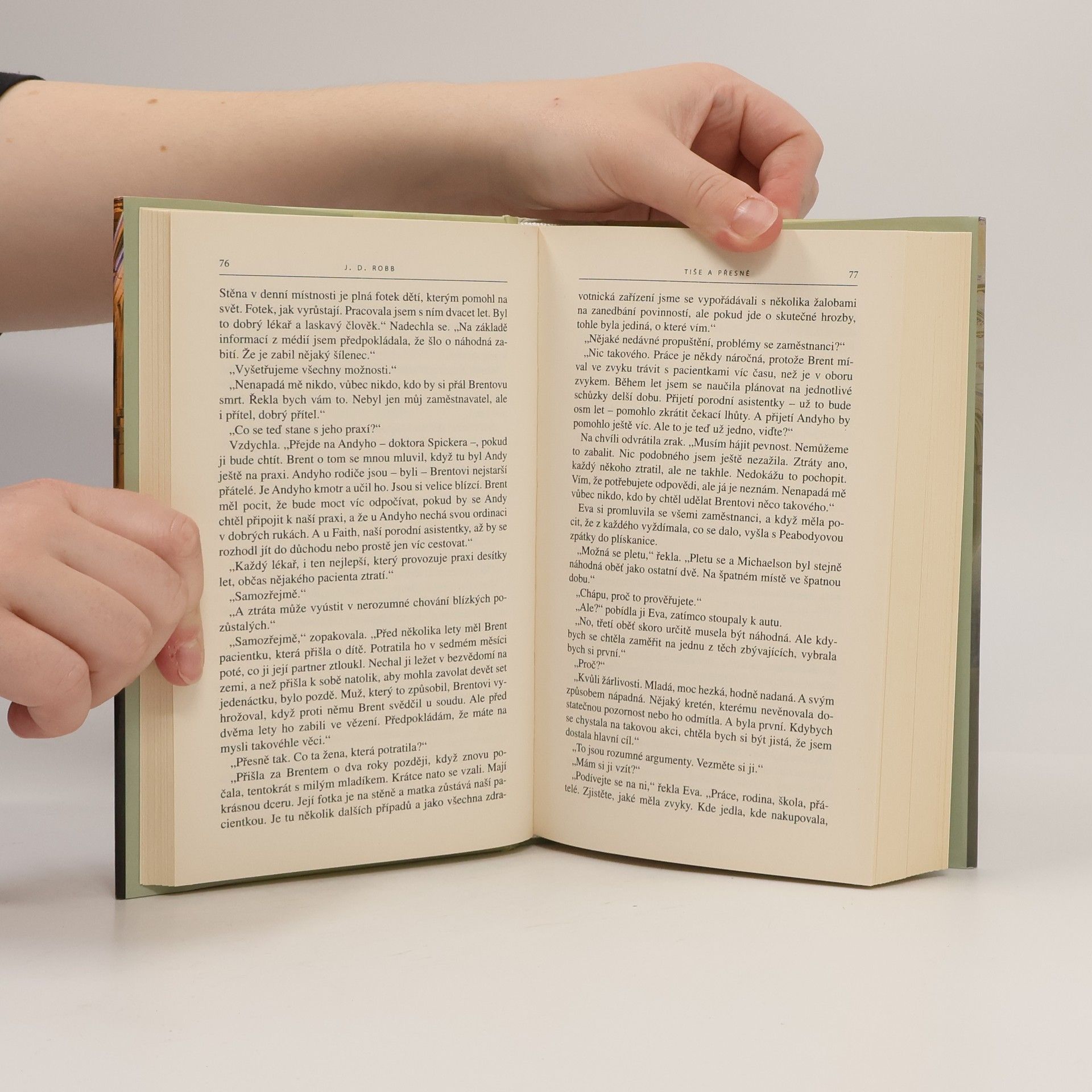 Nora Roberts Tiše a přesně