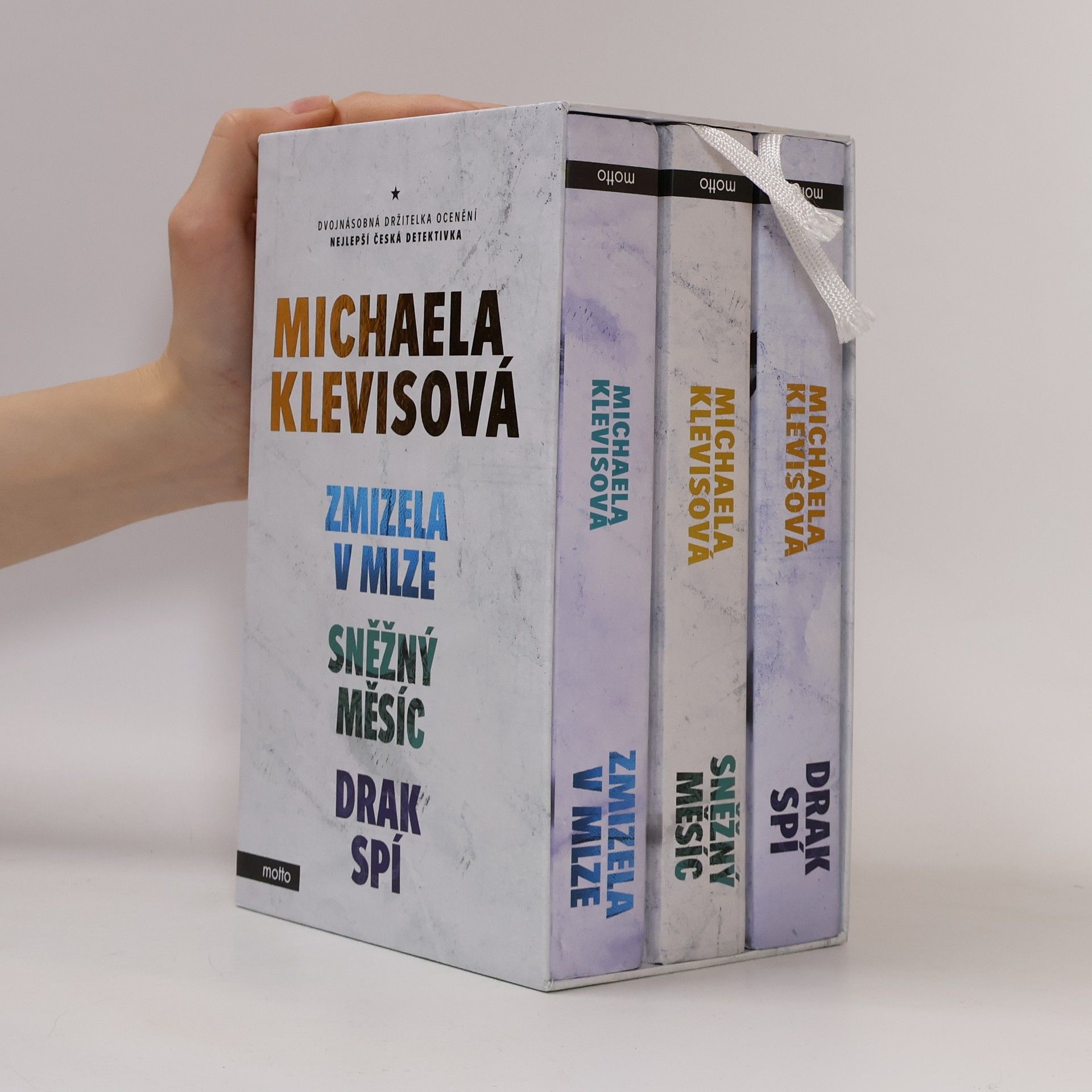 Michaela Klevisová Zmizela v mlze, Sněžný měsíc, Drak spí