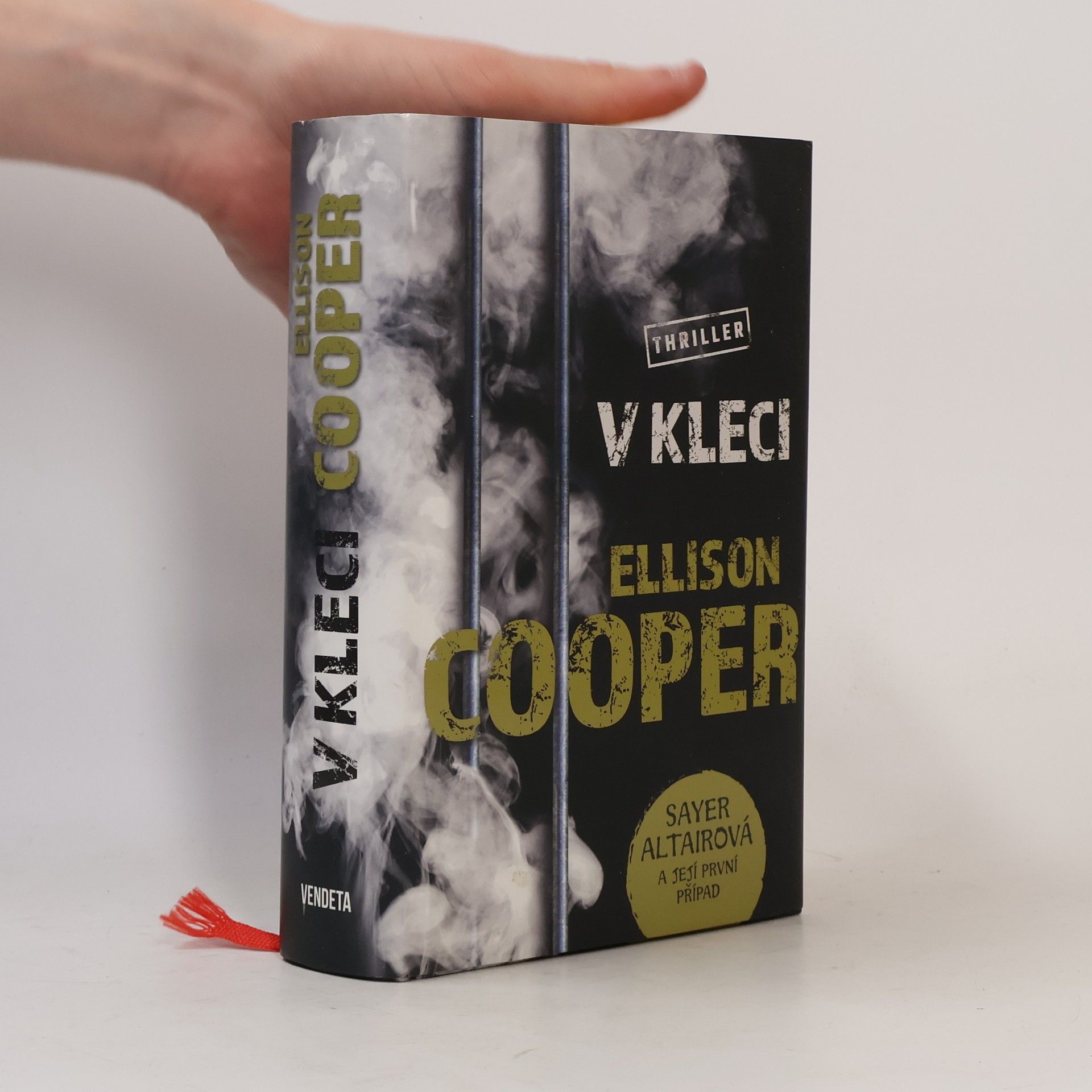 Ellison Cooper V kleci