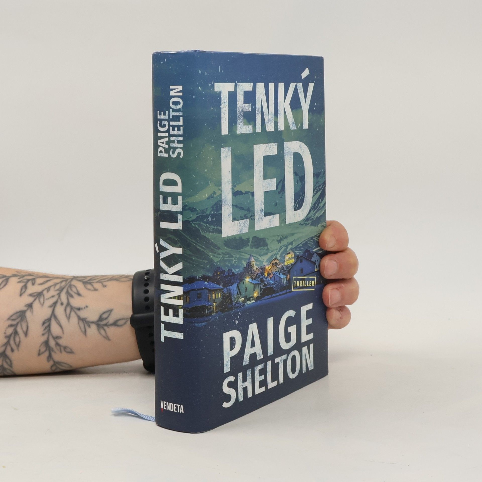 Paige Shelton Tenký led