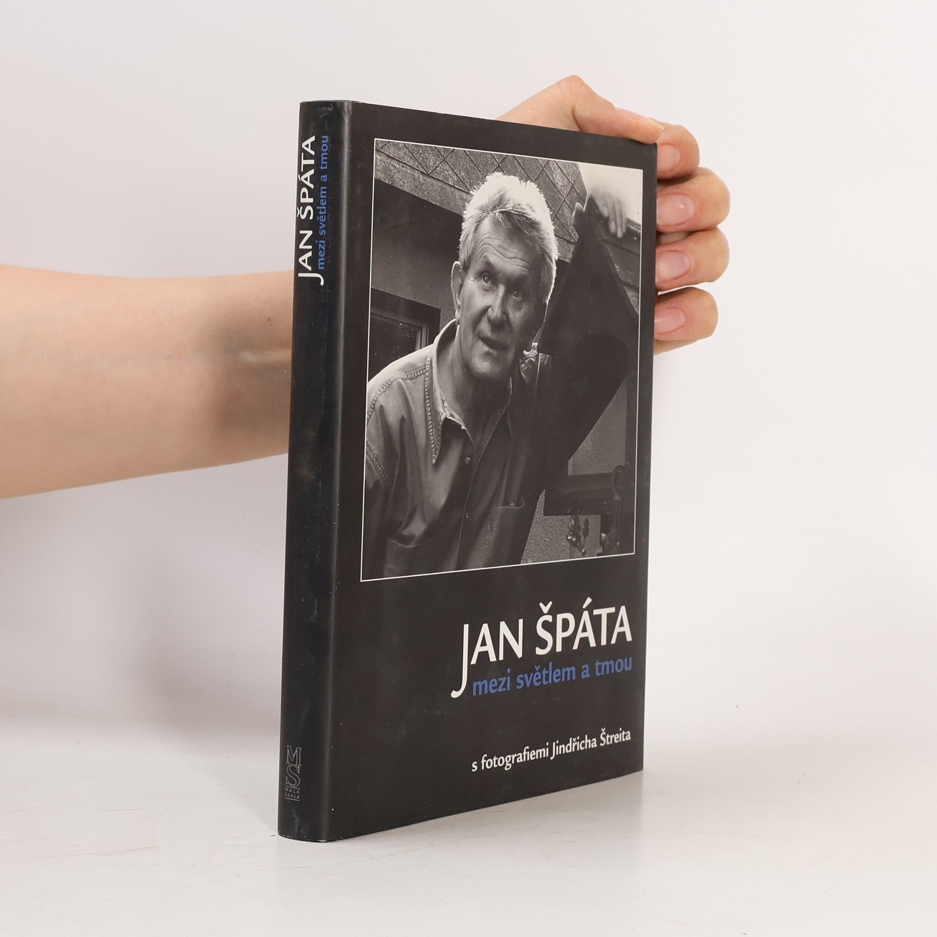 Jan Špáta Jan Špáta mezi světlem a tmou: Sloupky a fejetony s fotografiemi Jindřicha Štreita