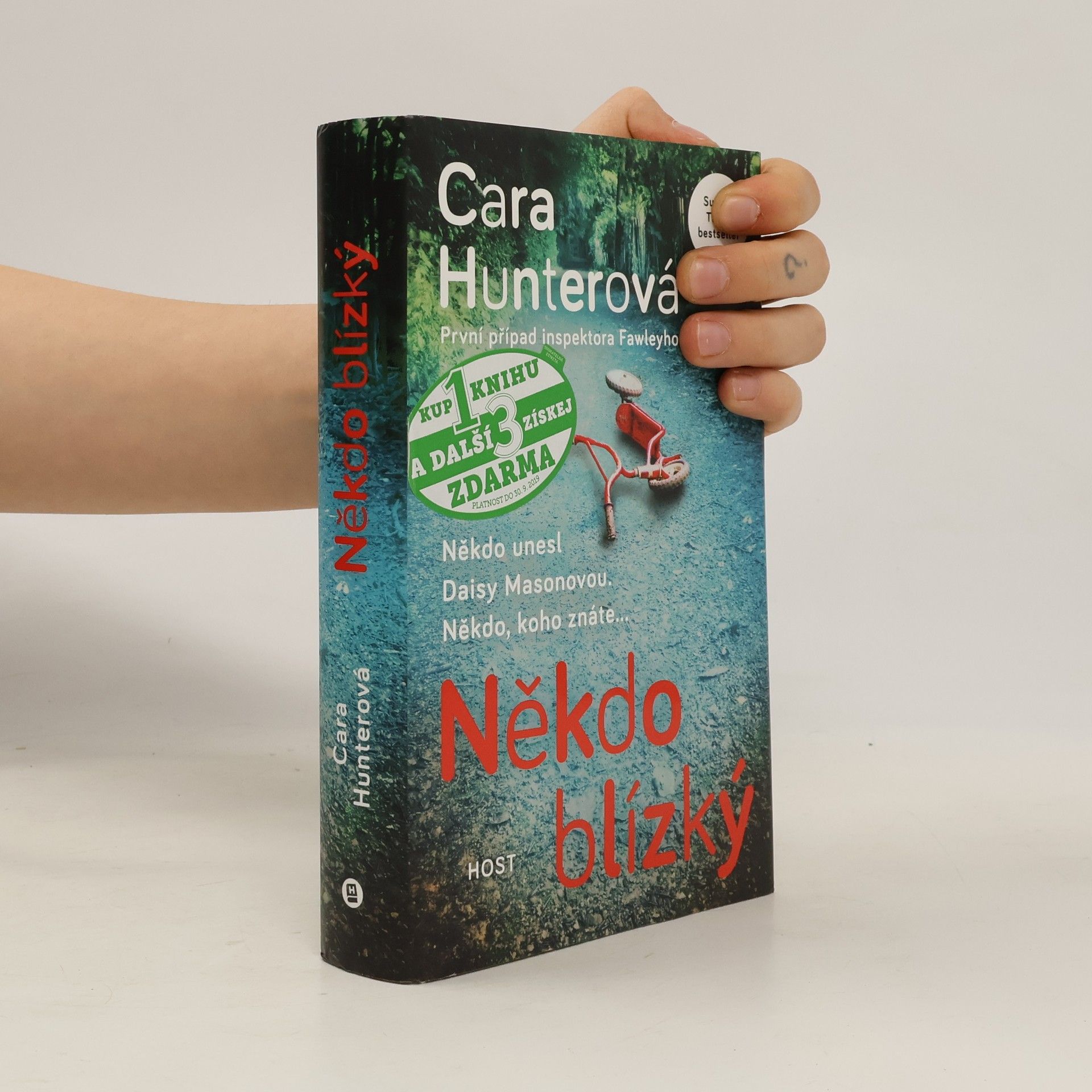 Cara Hunter Někdo blízký. První případ inspektora Fawleyho