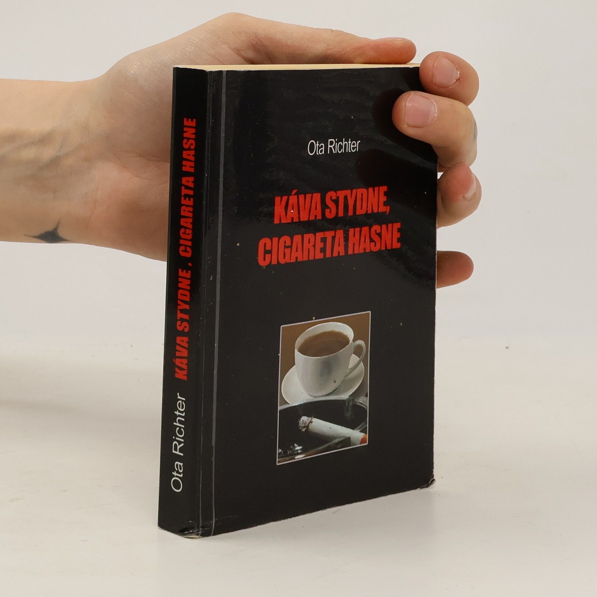 Káva stydne, cigareta hasne