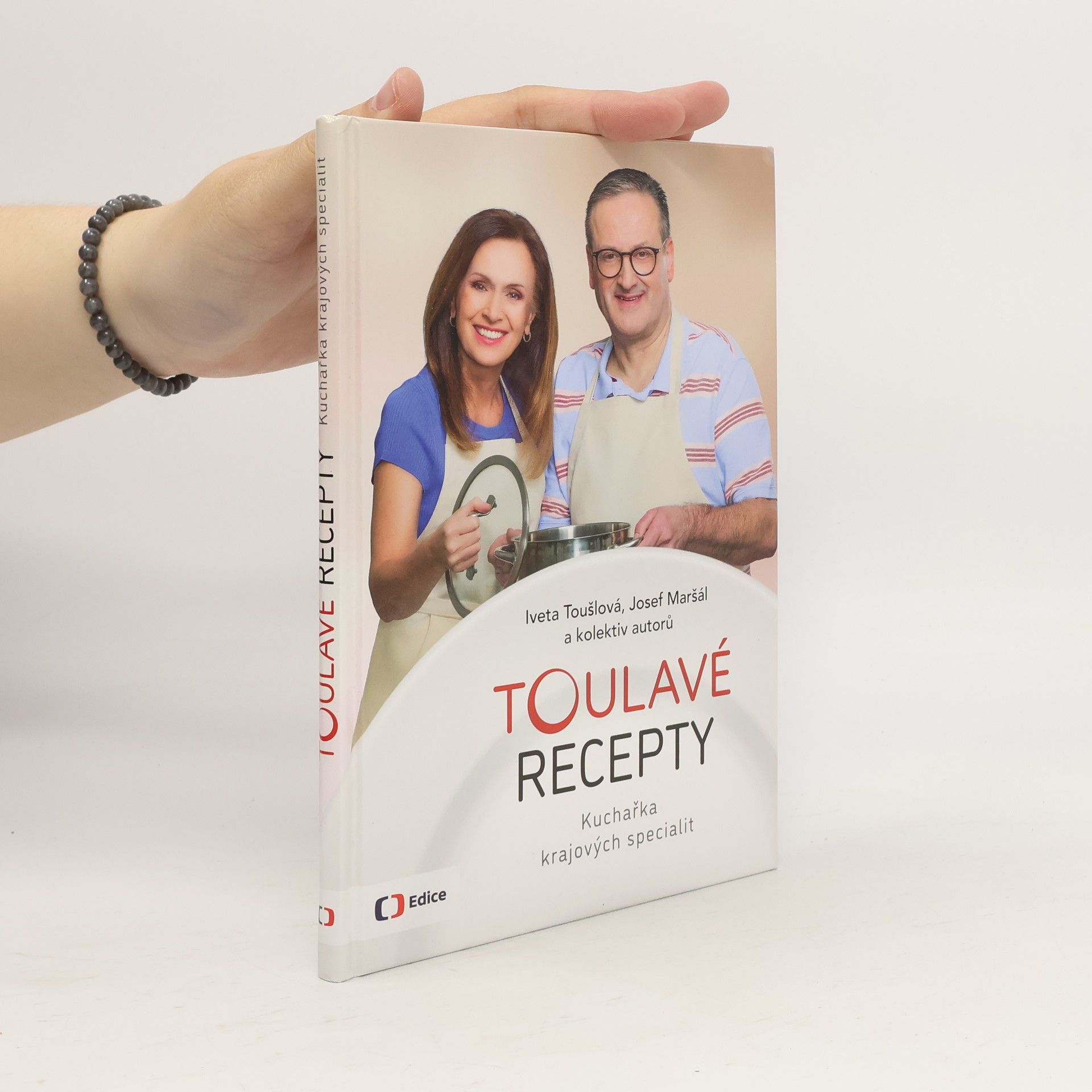 Iveta Toušlová Toulavé recepty : kuchařka krajových specialit