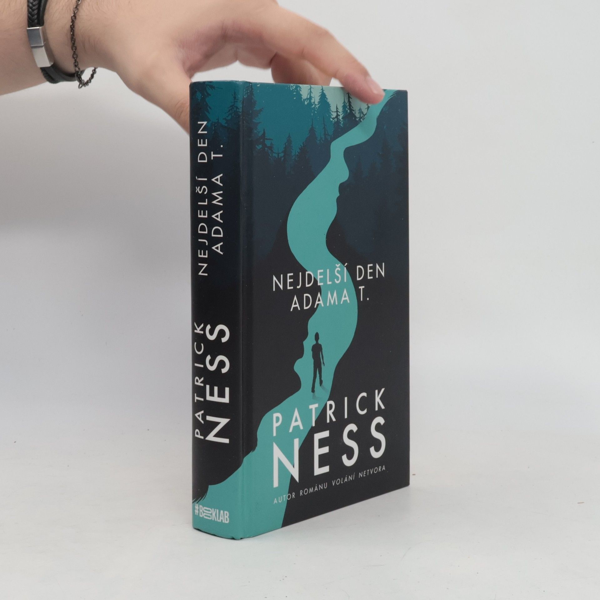 Patrick Ness Nejdelší den Adama T.