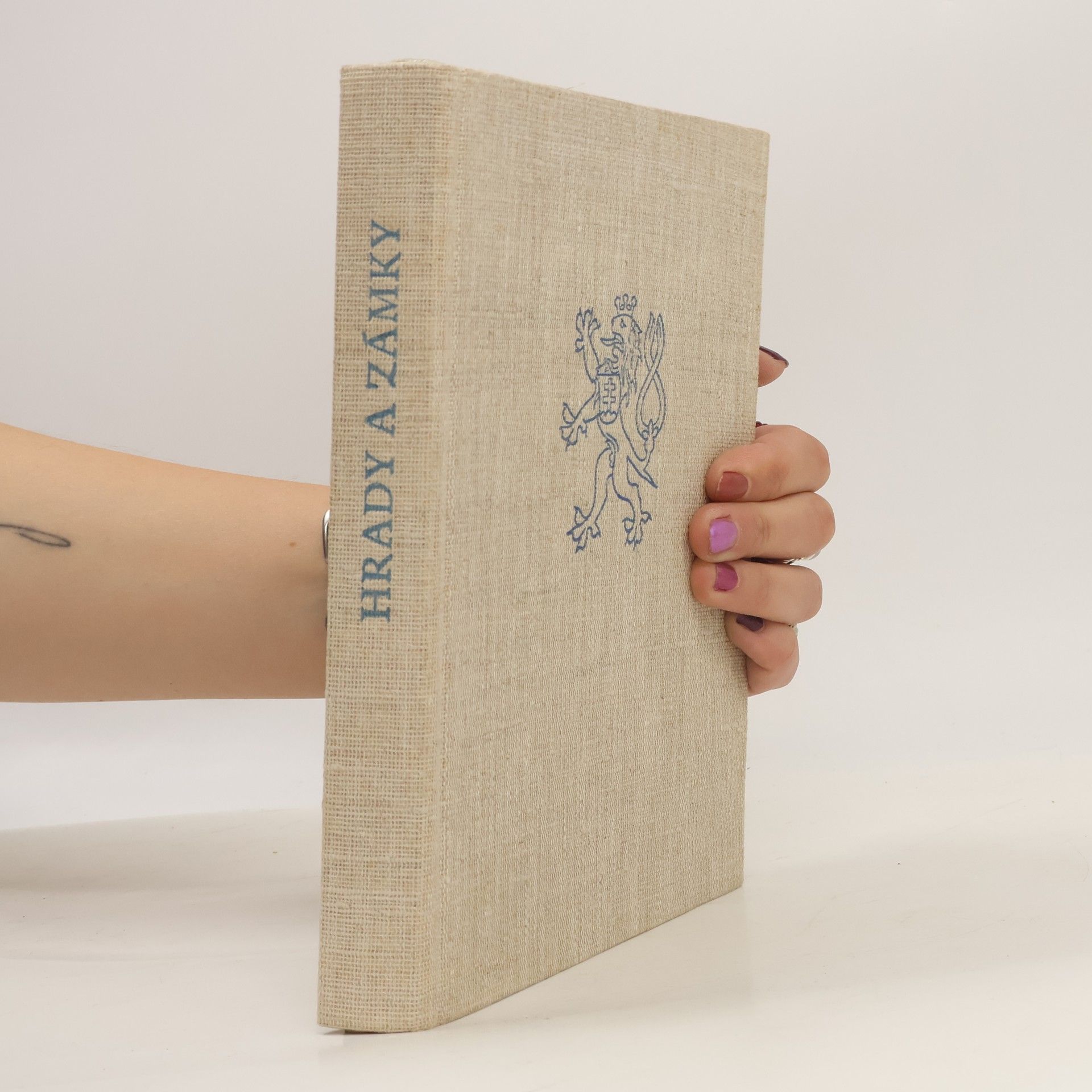 Jiří Hilmera Hrady a zámky. Sborník krátkých monografií o státních hradech a zámcích v Čechách a na Moravě.