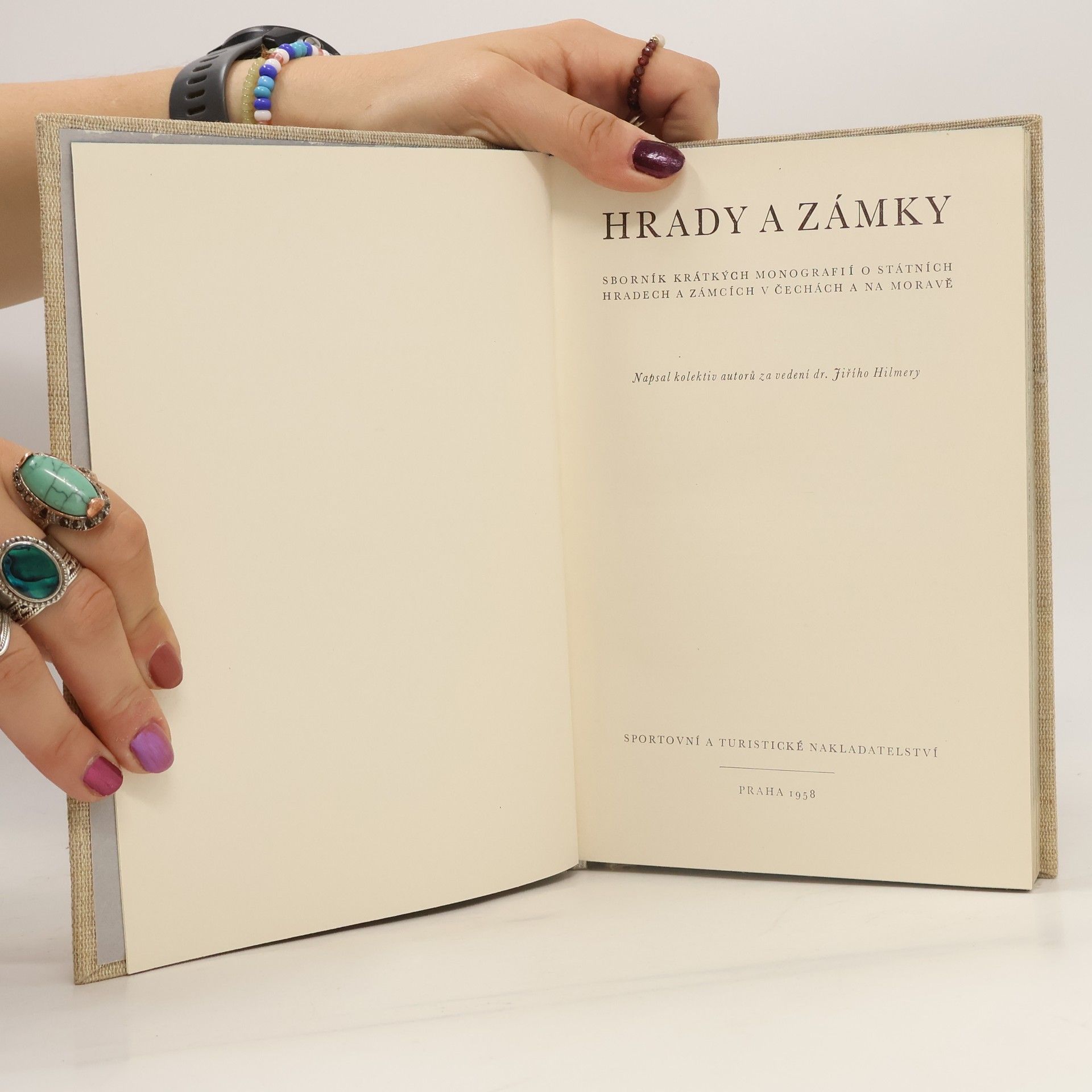 Jiří Hilmera Hrady a zámky. Sborník krátkých monografií o státních hradech a zámcích v Čechách a na Moravě.