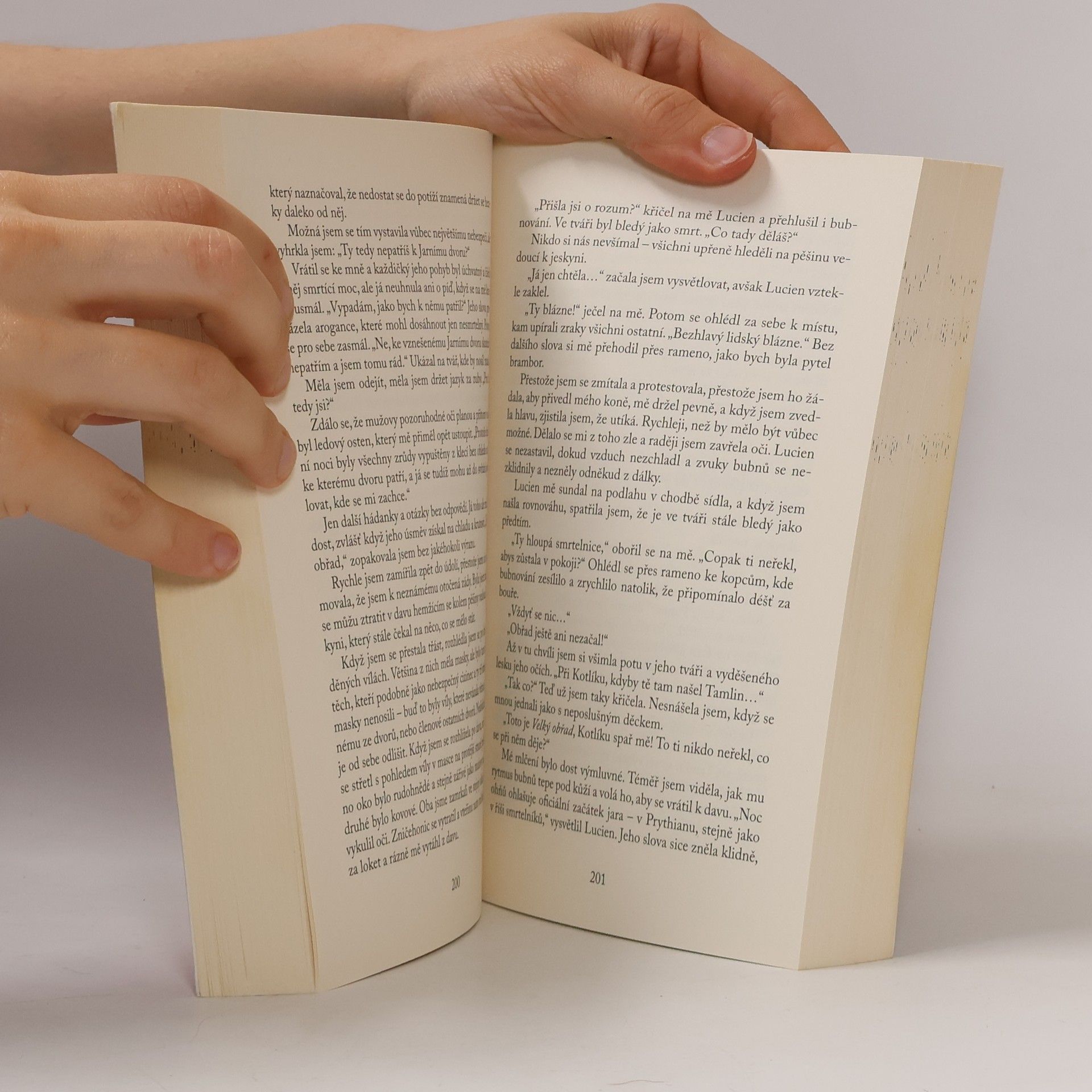 Sarah J. Maas Dvůr trnů a růží
