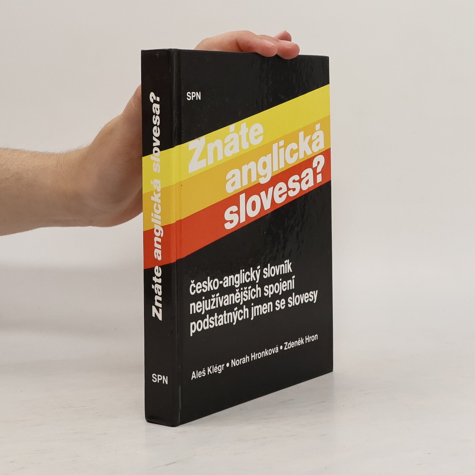 Norah Hronková Znáte anglická slovesa? Česko-anglický slovník nejužívanějších spojení podstatných jmen se slovesy.