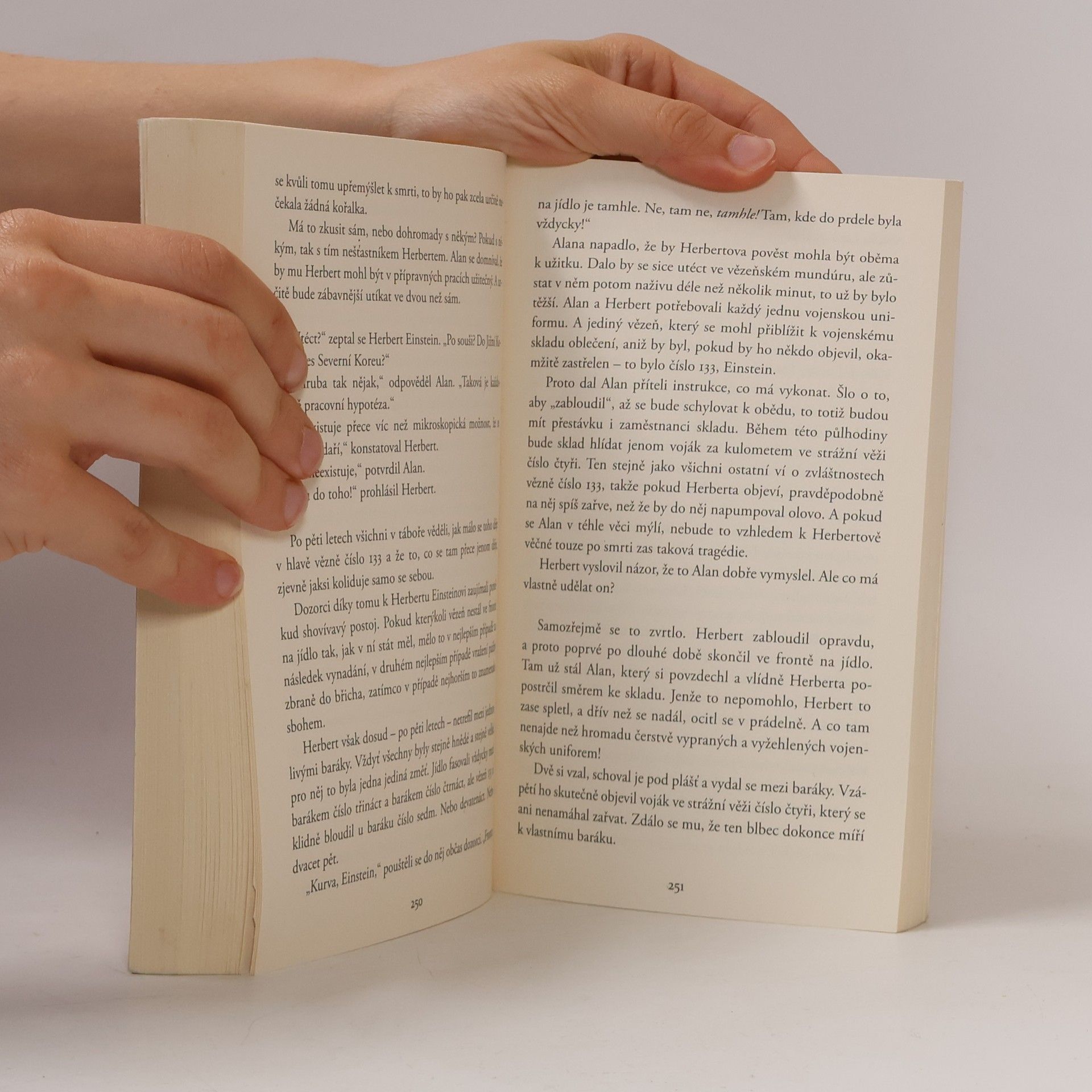 Jonas Jonasson Stoletý stařík, který vylezl z okna a zmizel