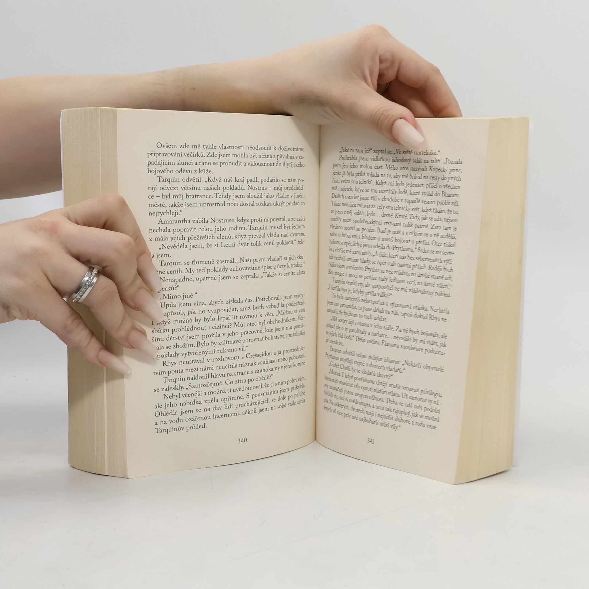 Sarah J. Maas Dvůr mlhy a hněvu