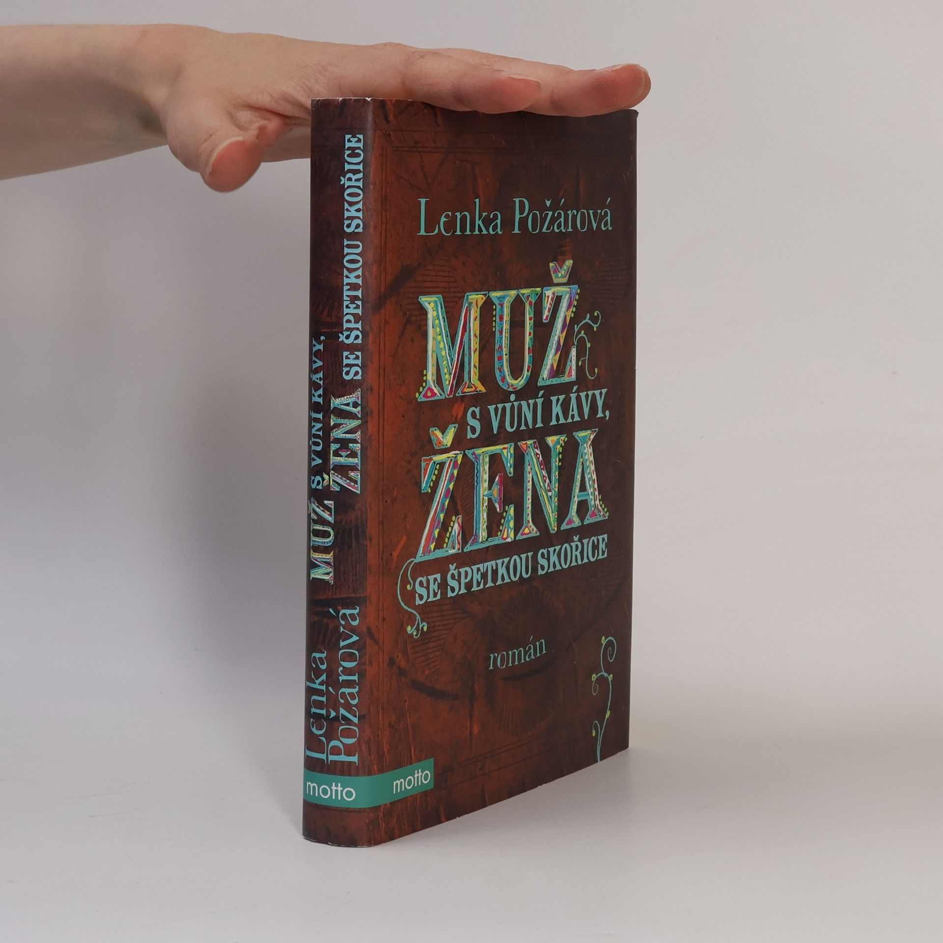 Lenka Požárová Muž s vůní kávy, žena se špetkou skořice