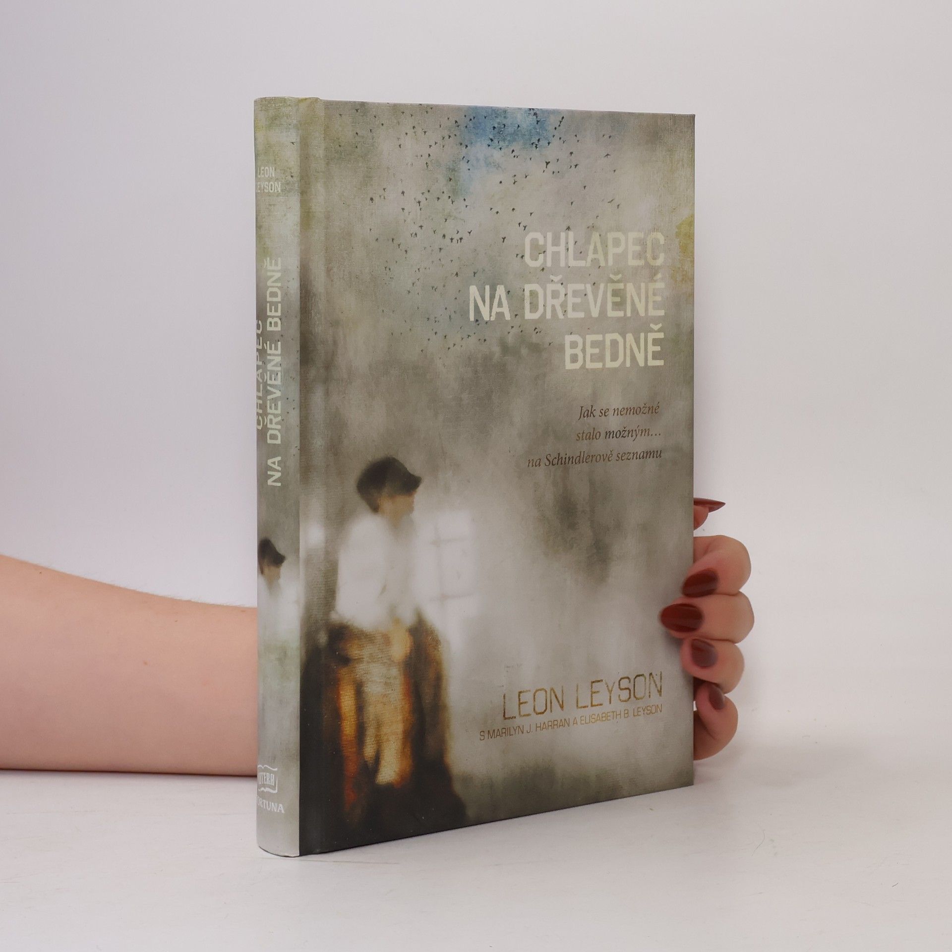 Leon Leyson Chlapec na dřevěné bedně