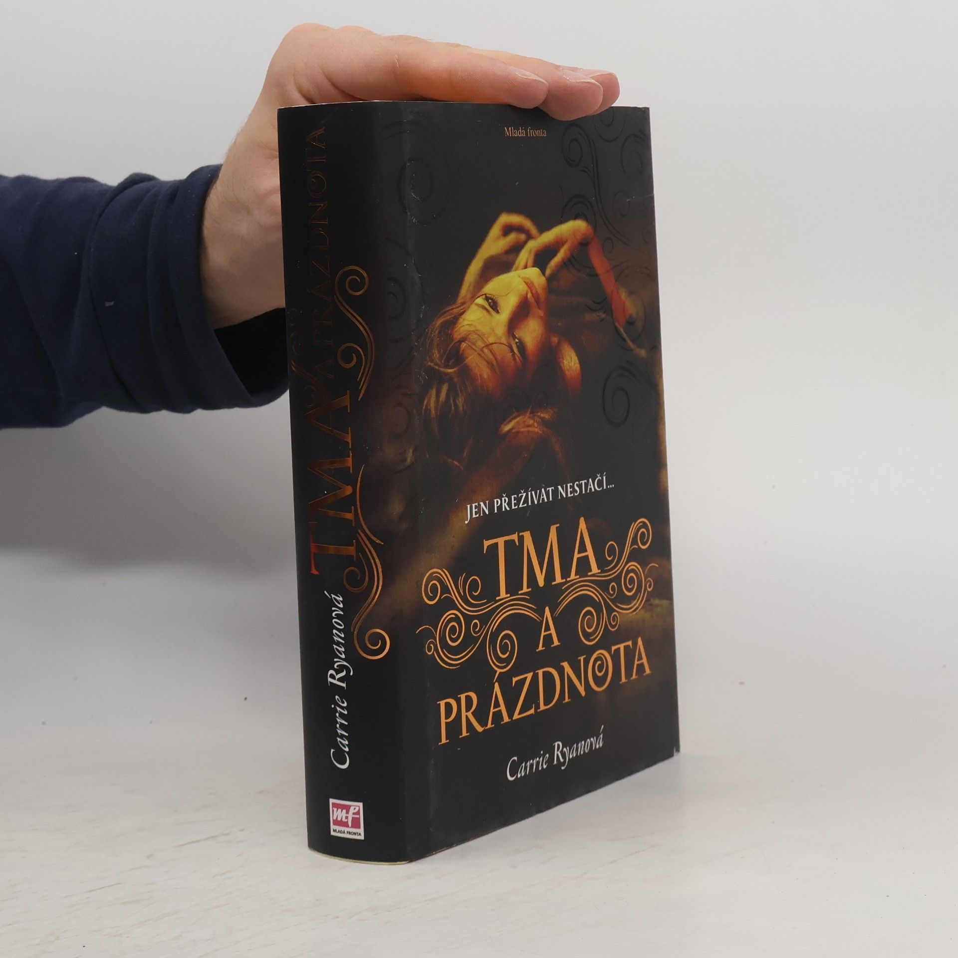 Carrie Ryan Tma a prázdnota : jen přežívat nestačí