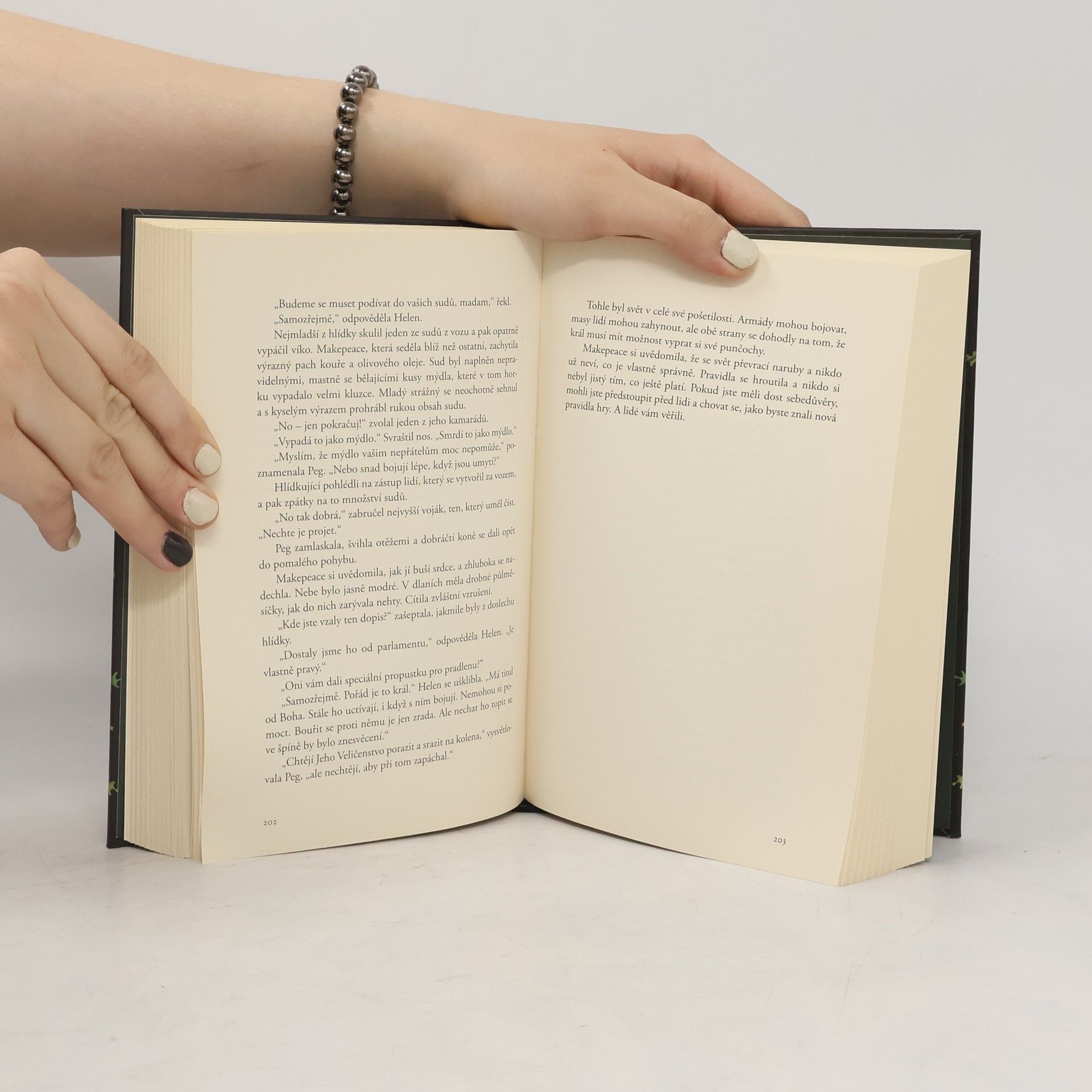 Frances Hardinge Kůže plná stínů