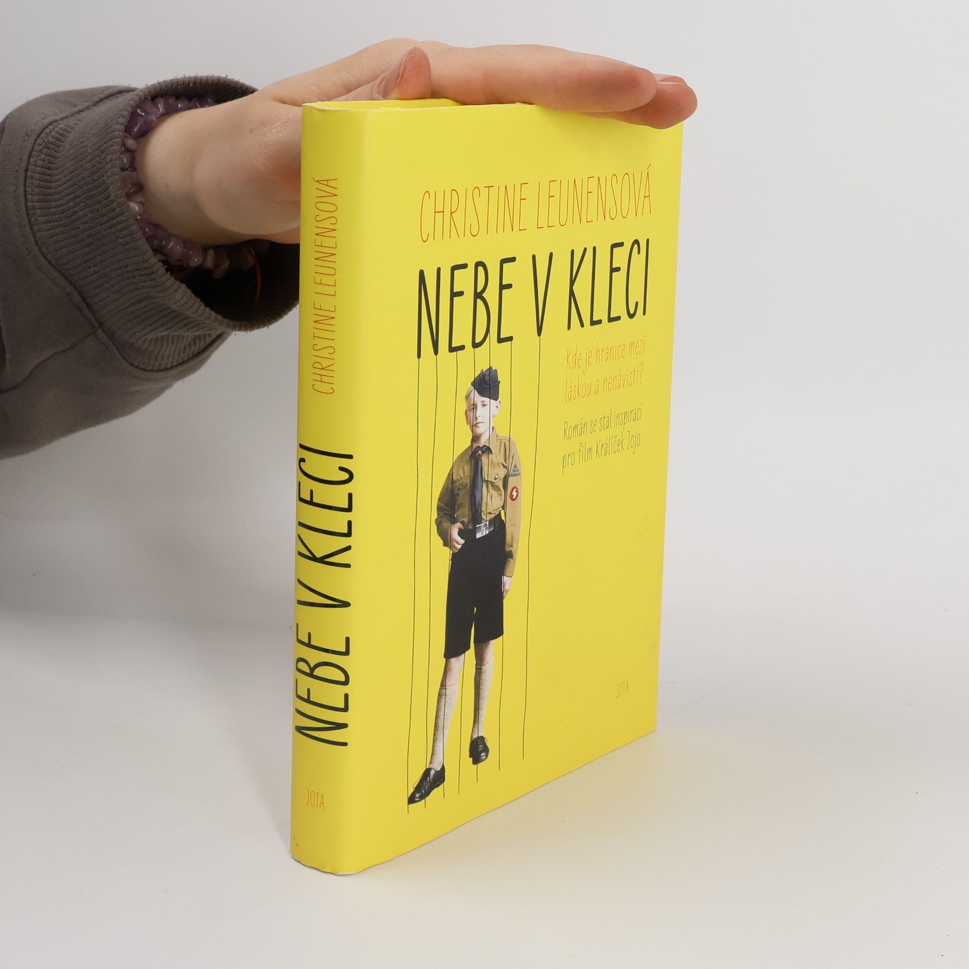 Nebe v kleci