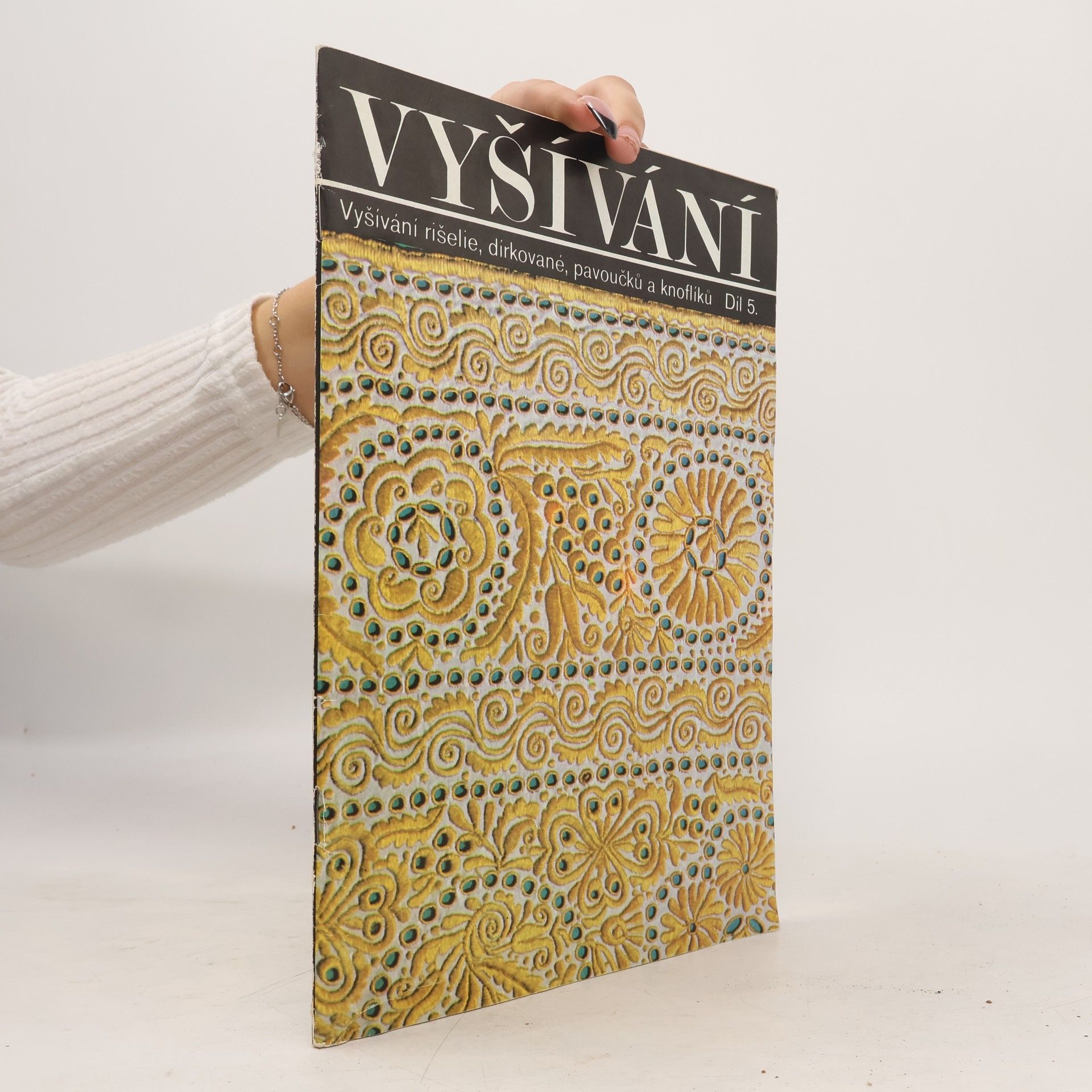 Marie Benešová Vyšívání: Vyšívání rišelie, dírkované, pavoučků a knoflíků (5.díl)