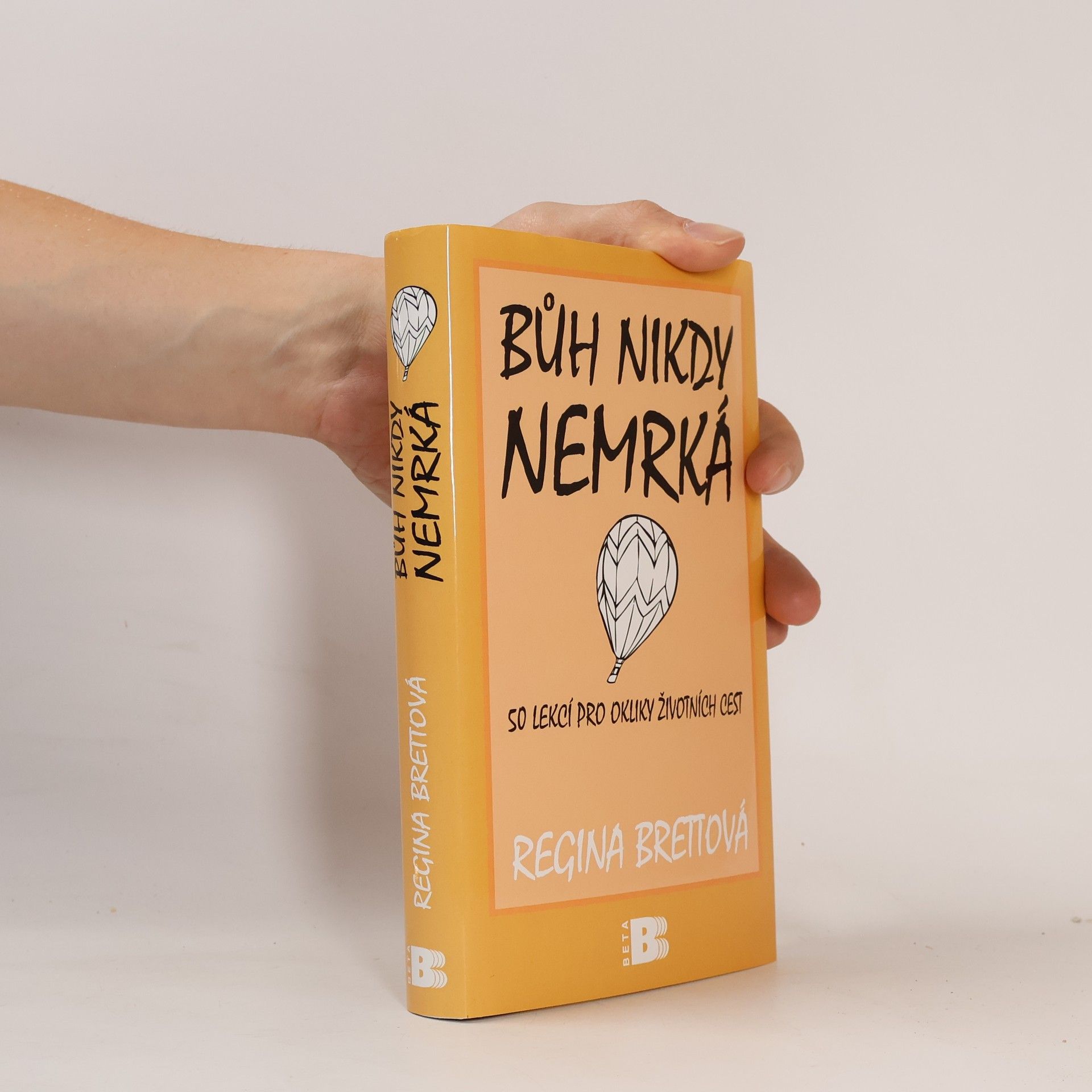 Regina Brett Bůh nikdy nemrká : 50 lekcí pro okliky životních cest