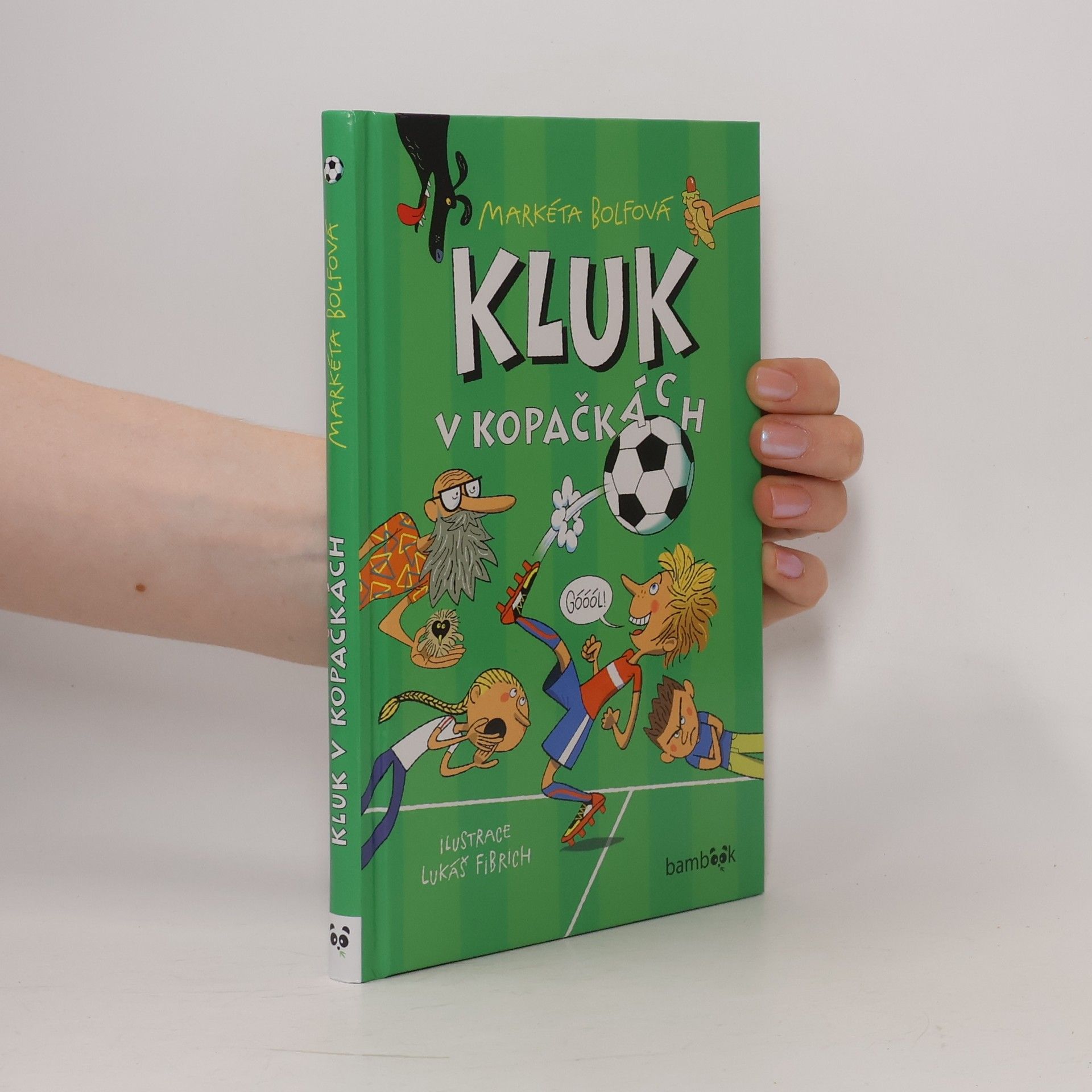 Kluk v kopačkách