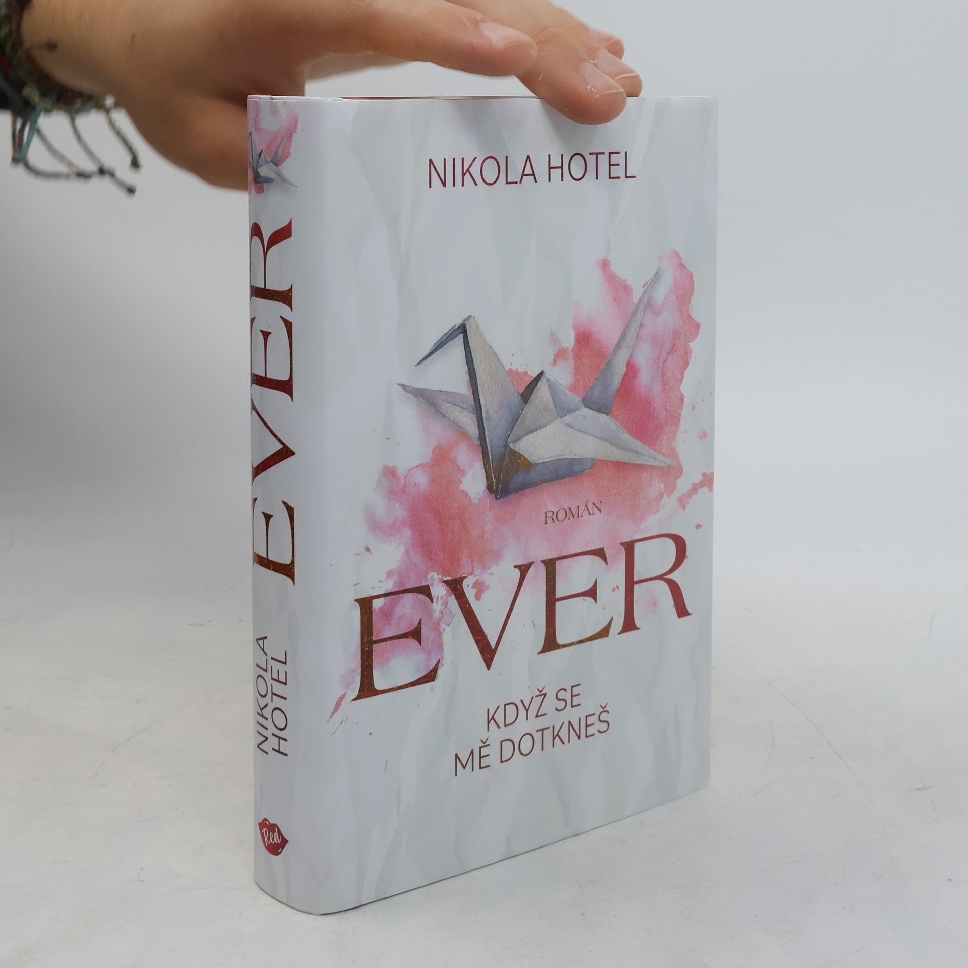 Nikola Hotel Ever : když se mě dotkneš