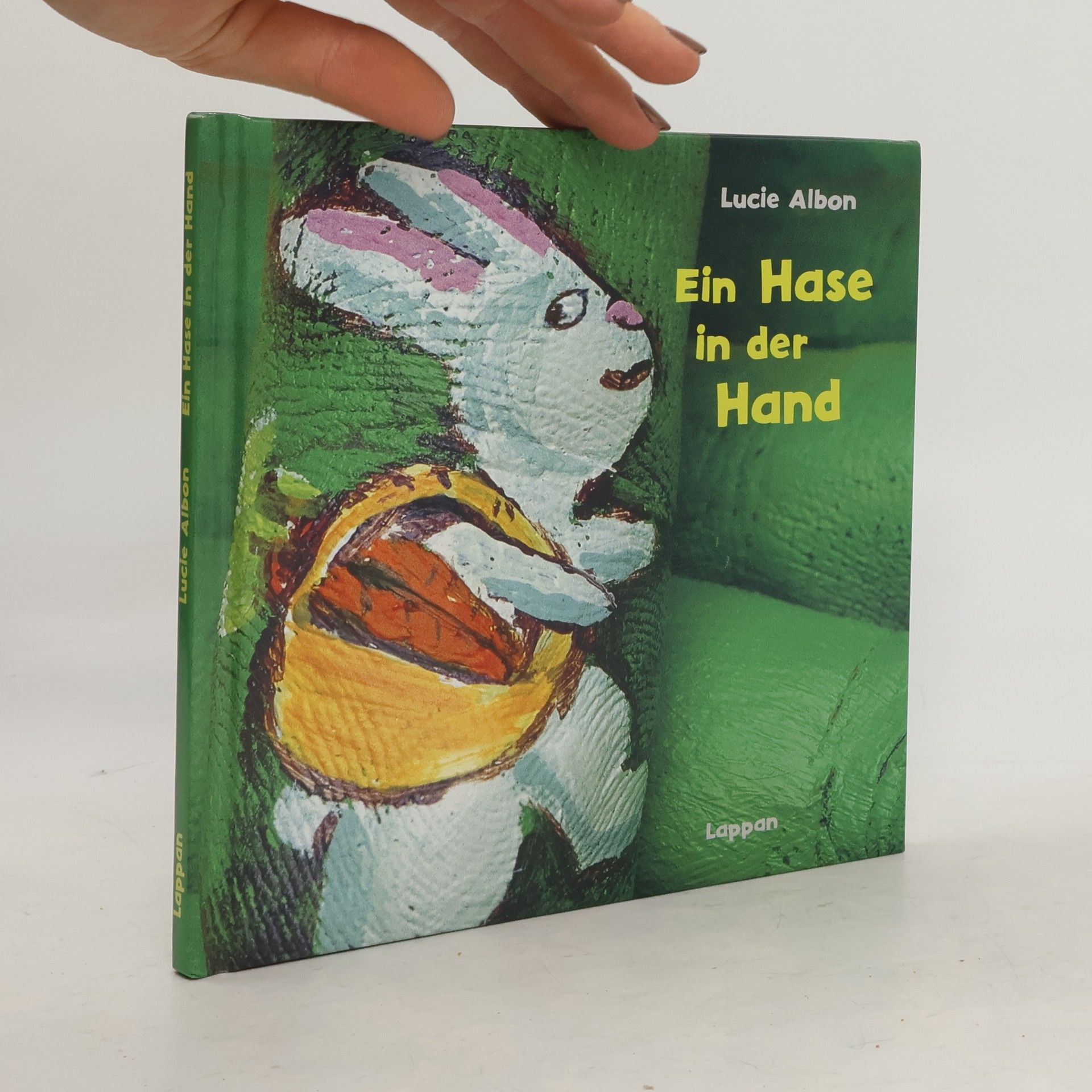 Lucie Albon Ein Hase in der Hand