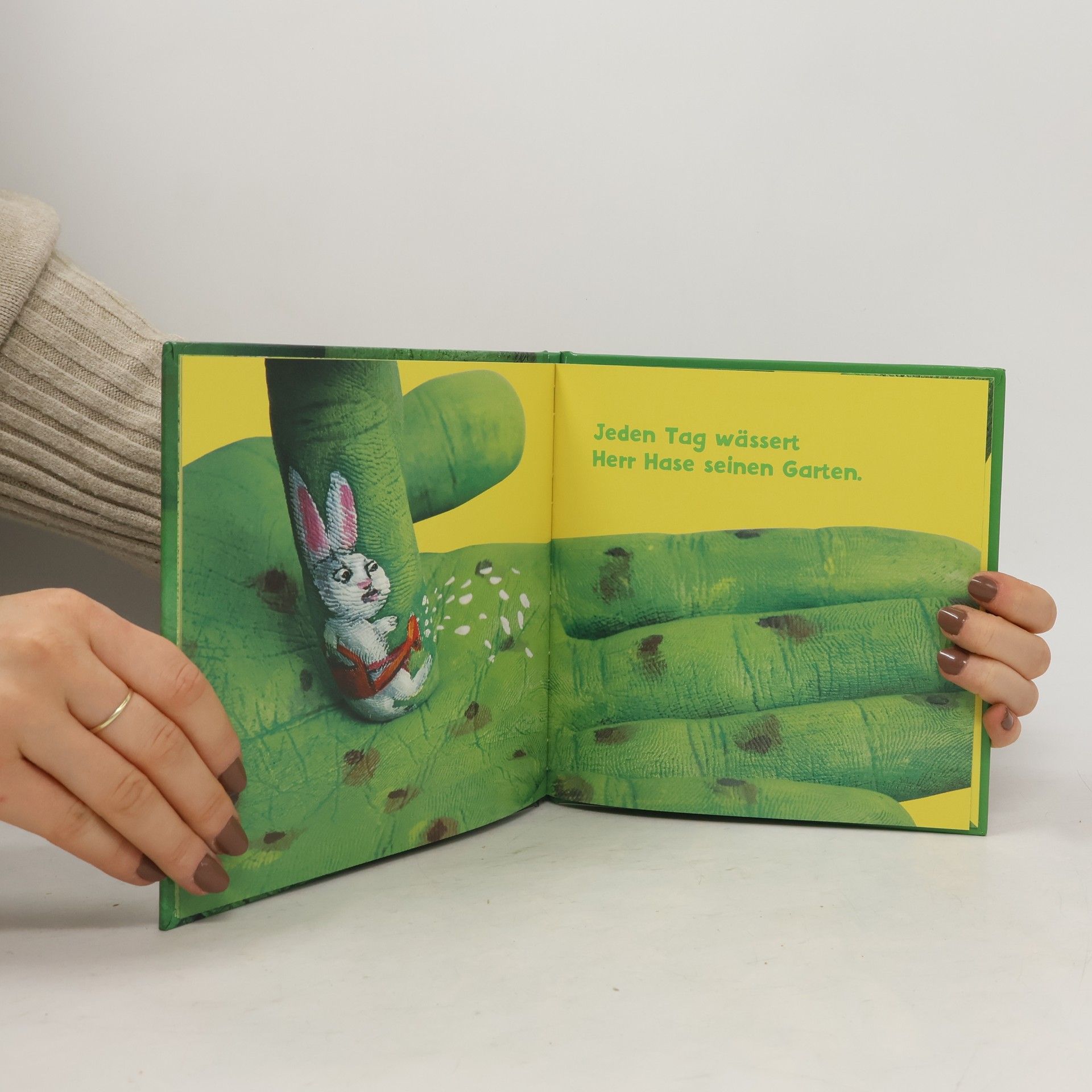 Lucie Albon Ein Hase in der Hand