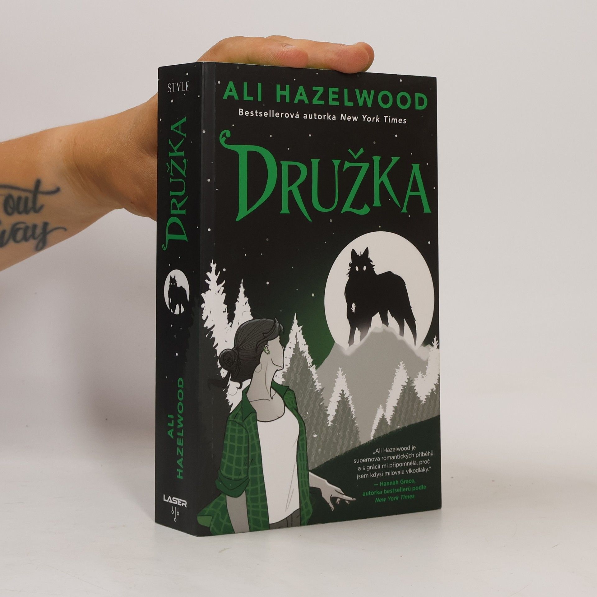 Ali Hazelwood Družka