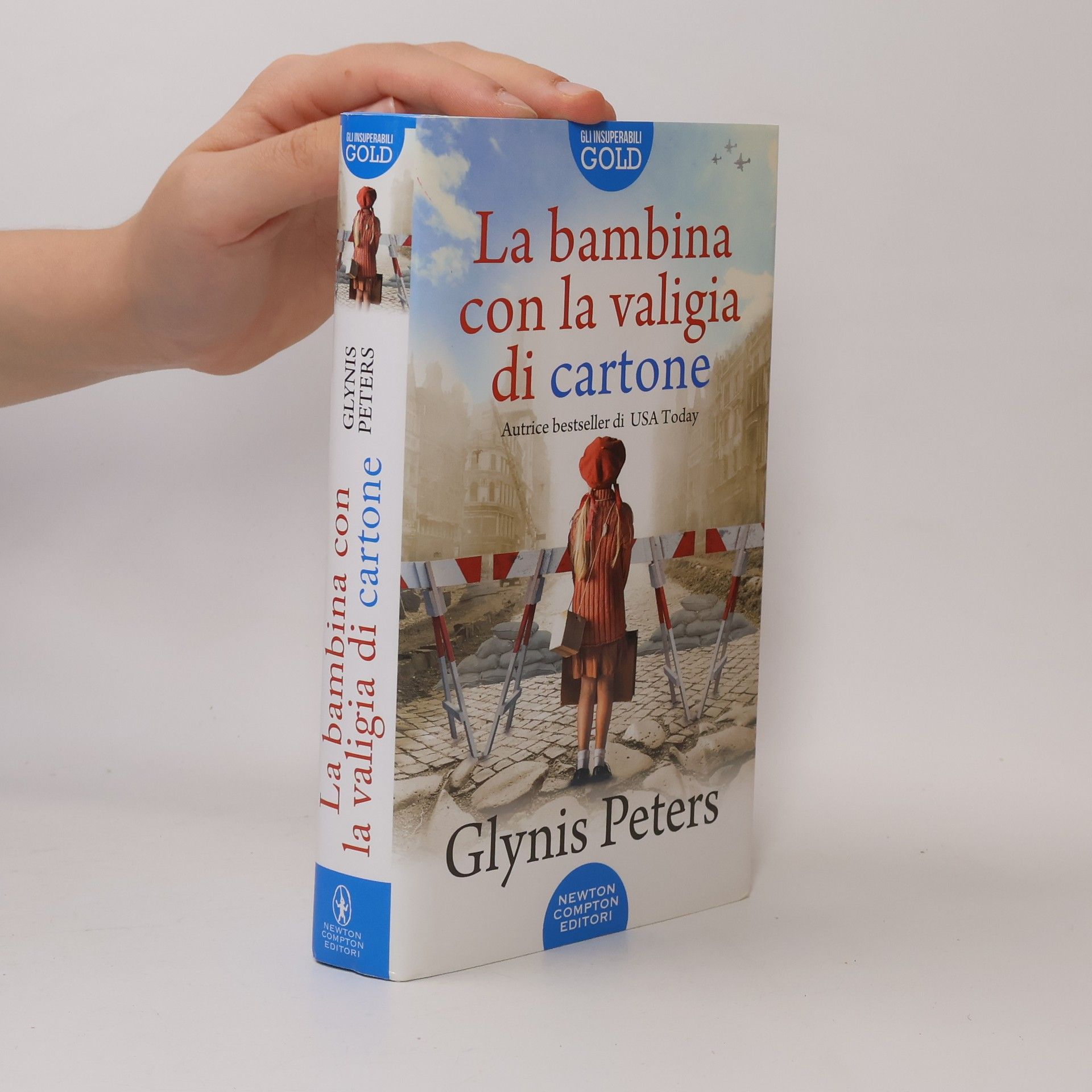 La bambina con la valigia di cartone