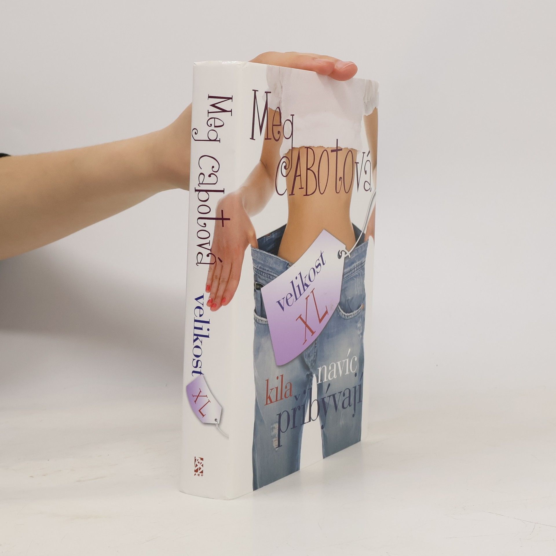 Meg Cabot Velikost XL. Kila navíc přibývají
