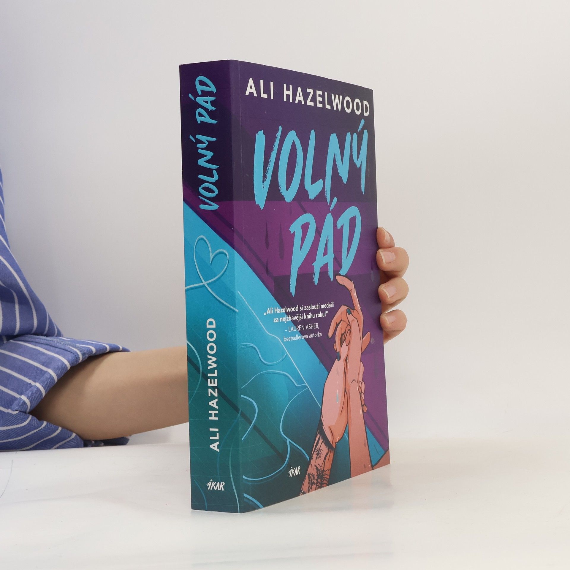 Ali Hazelwood Volný pád