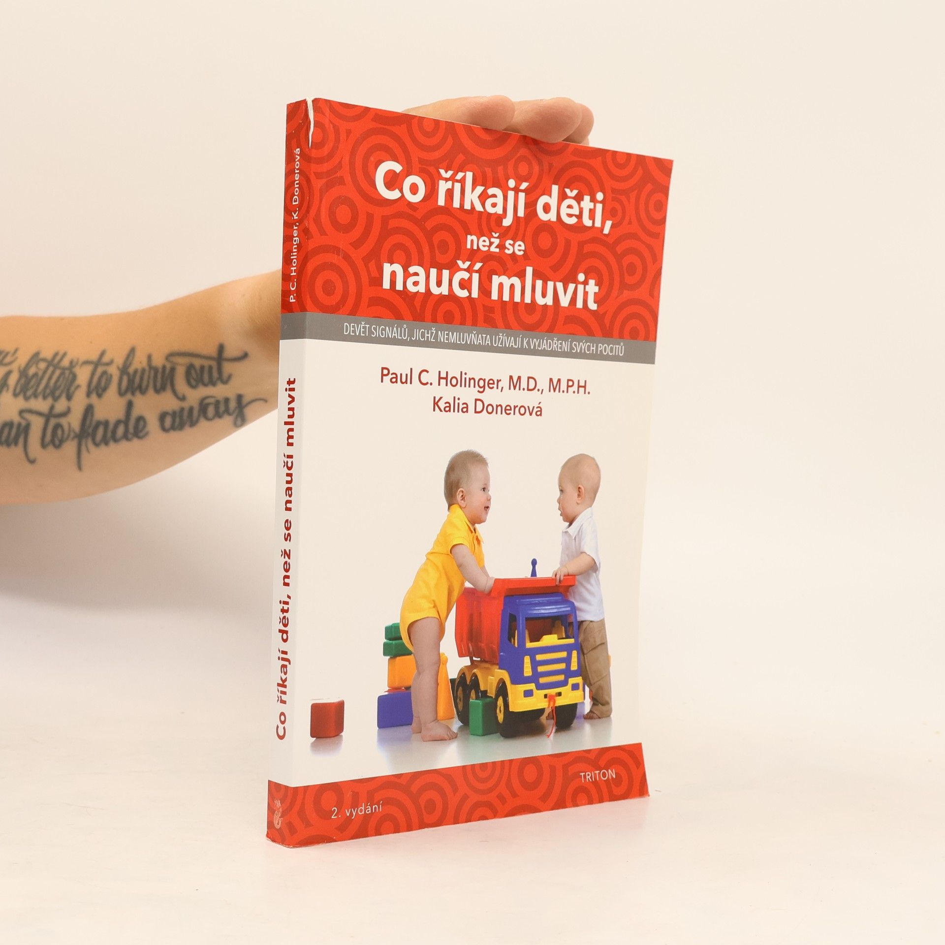 Paul C. Holinger Co říkají děti, než se naučí mluvit. Devět signálů, jichž nemluvňata užívají k vyjádření svých pocitů