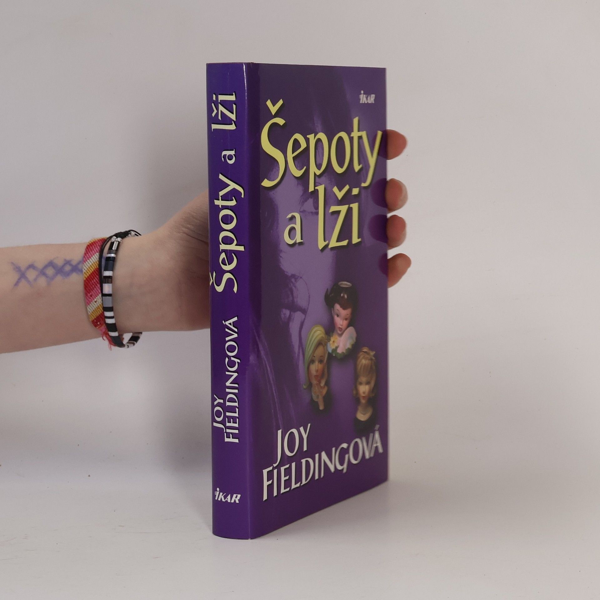Šepoty a lži