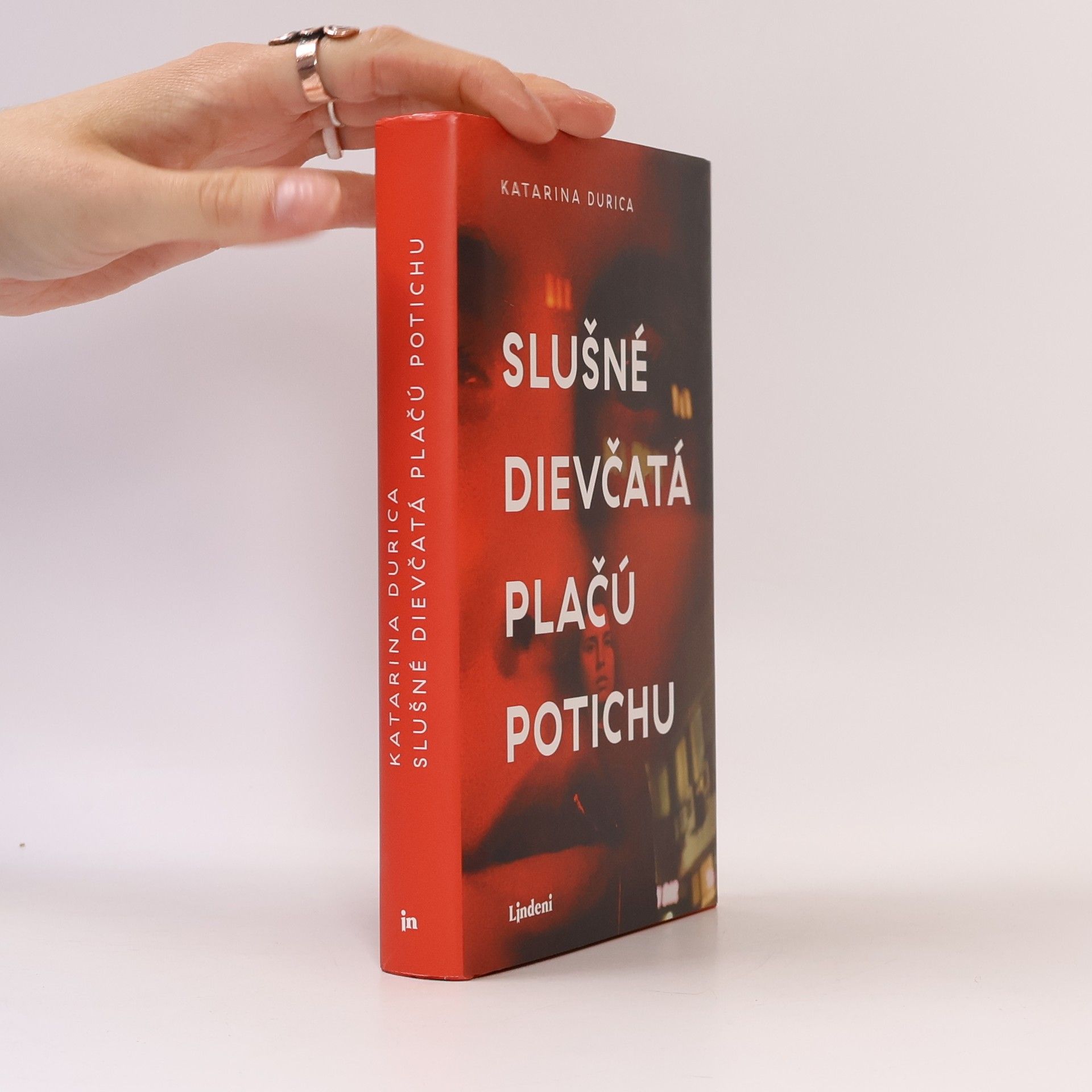 Katarína Durica Slušné dievčatá plačú potichu