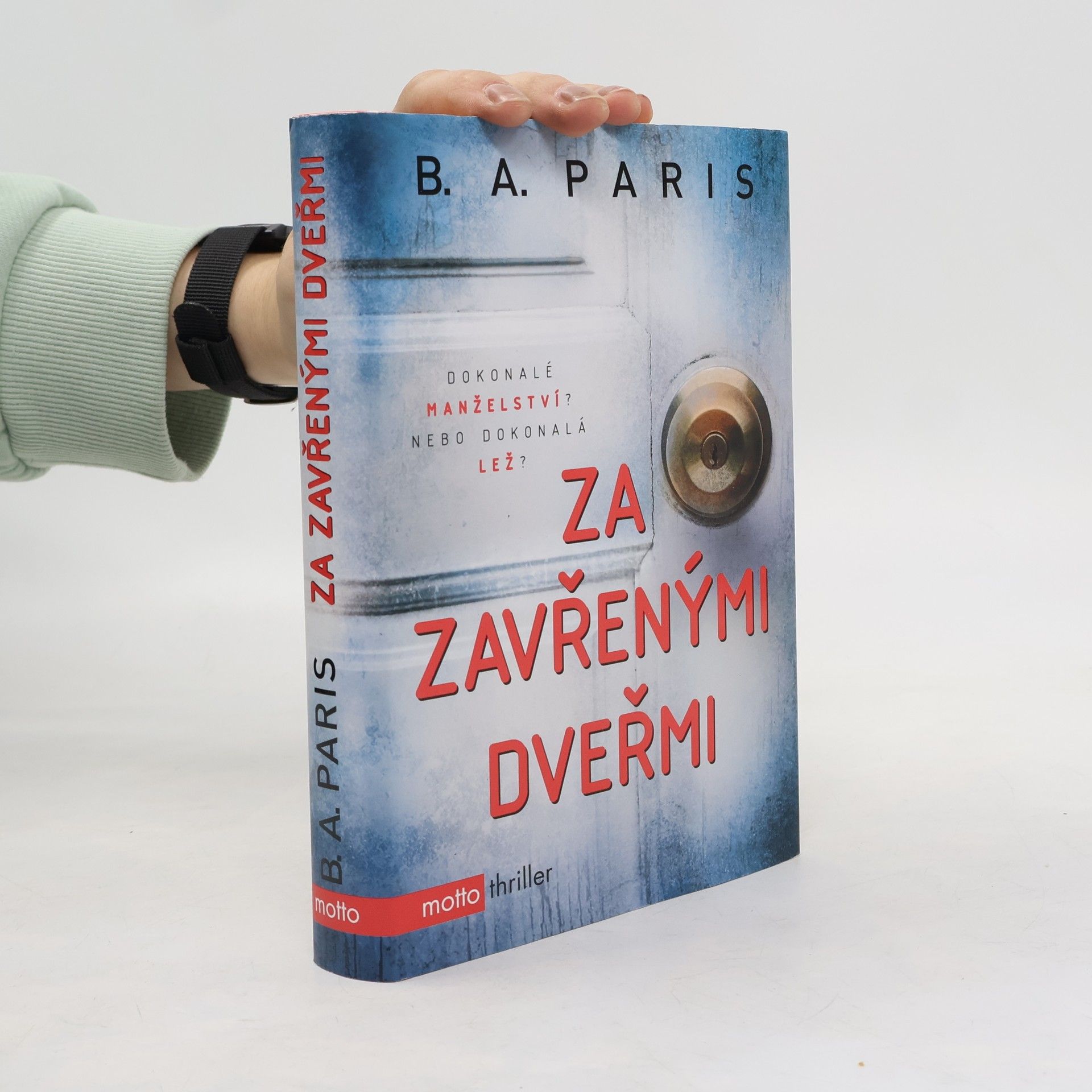 B.A. Paris Za zavřenými dveřmi