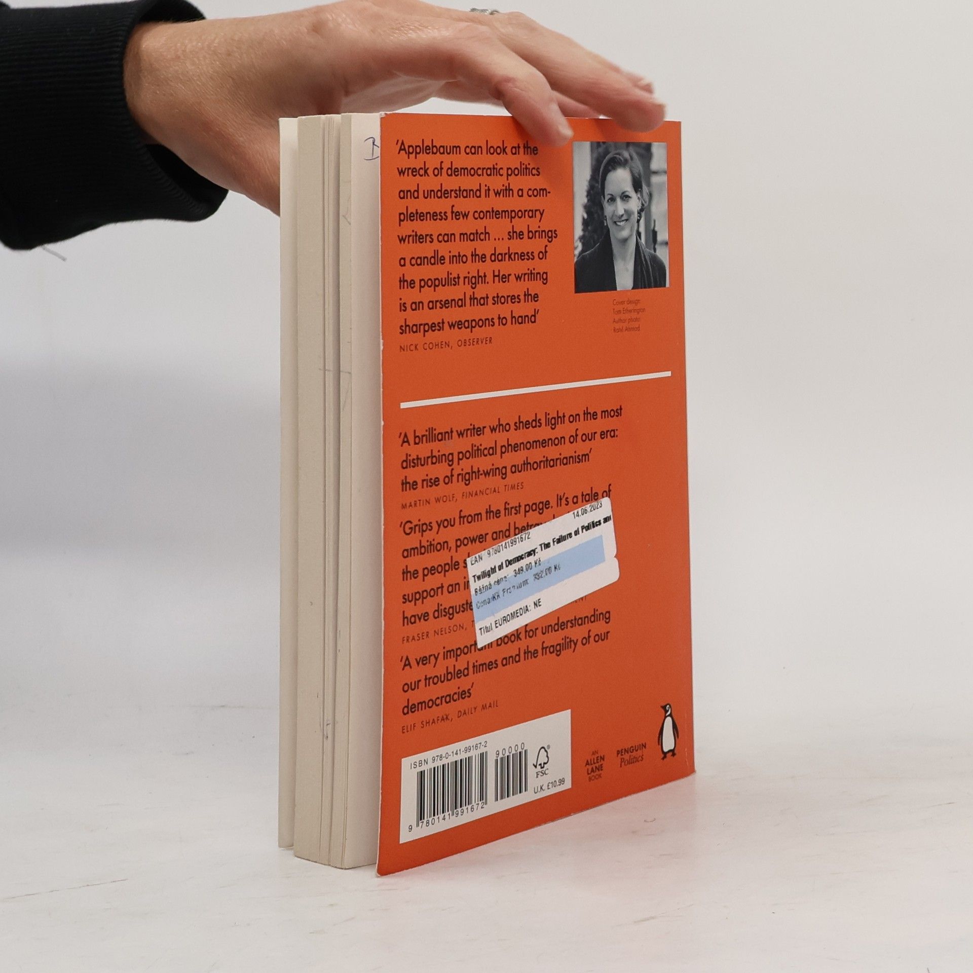 Anne Applebaum Twilight of democracy : the failure of politics and the parting of friends