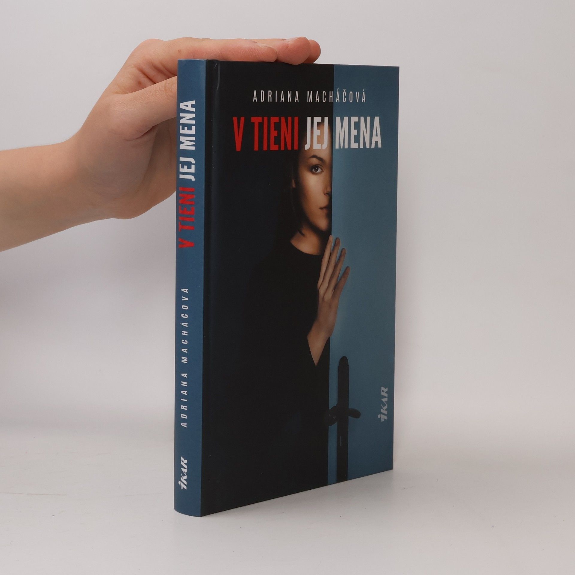 V tieni jej mena