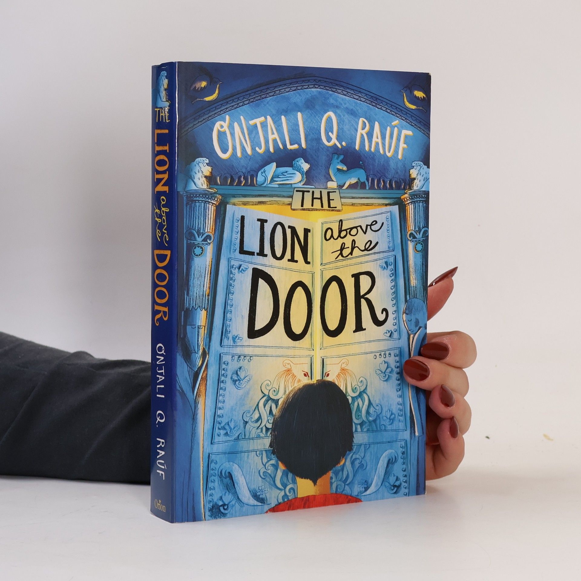Onjali Q. Raúf The Lion Above the Door