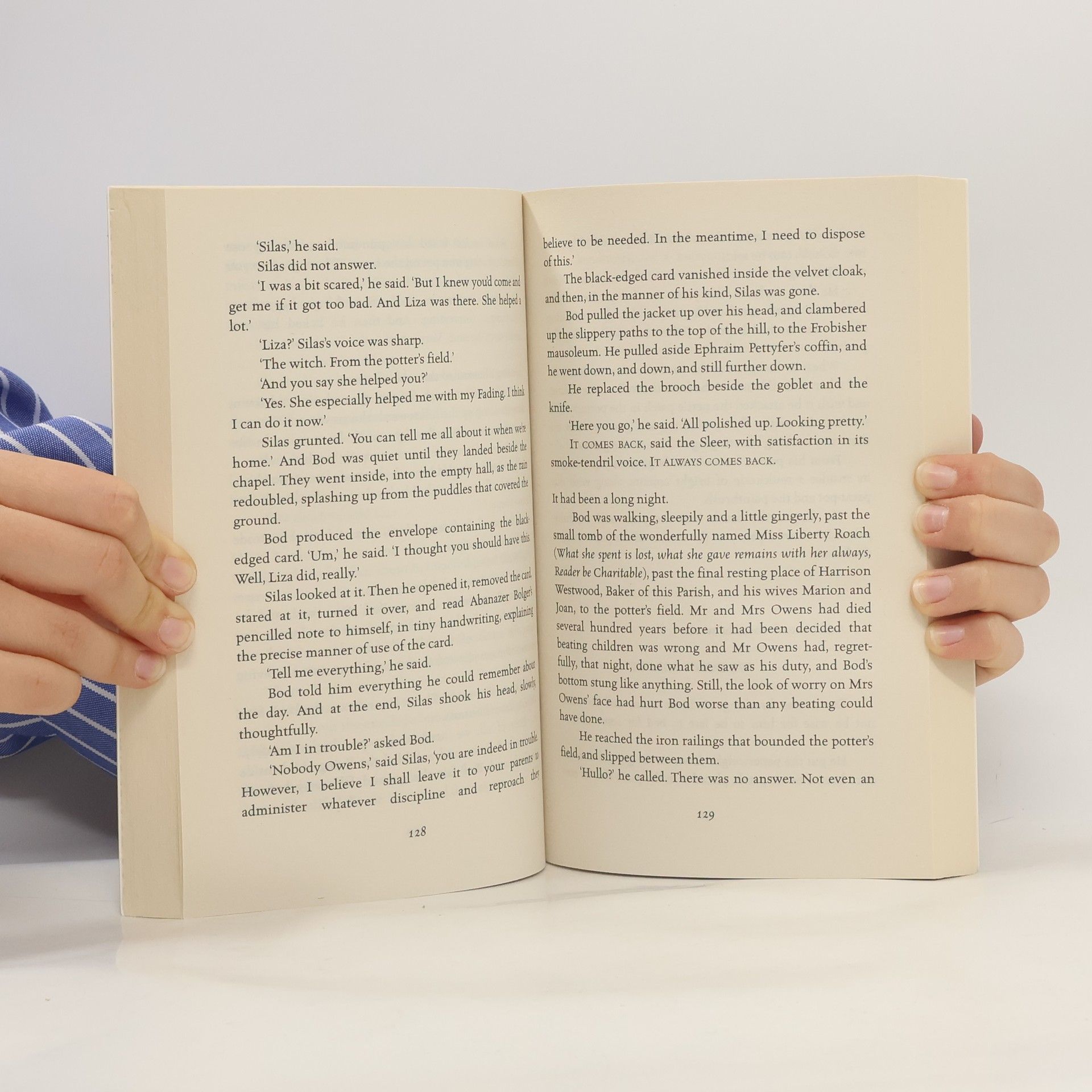 Neil Gaiman The graveyard book