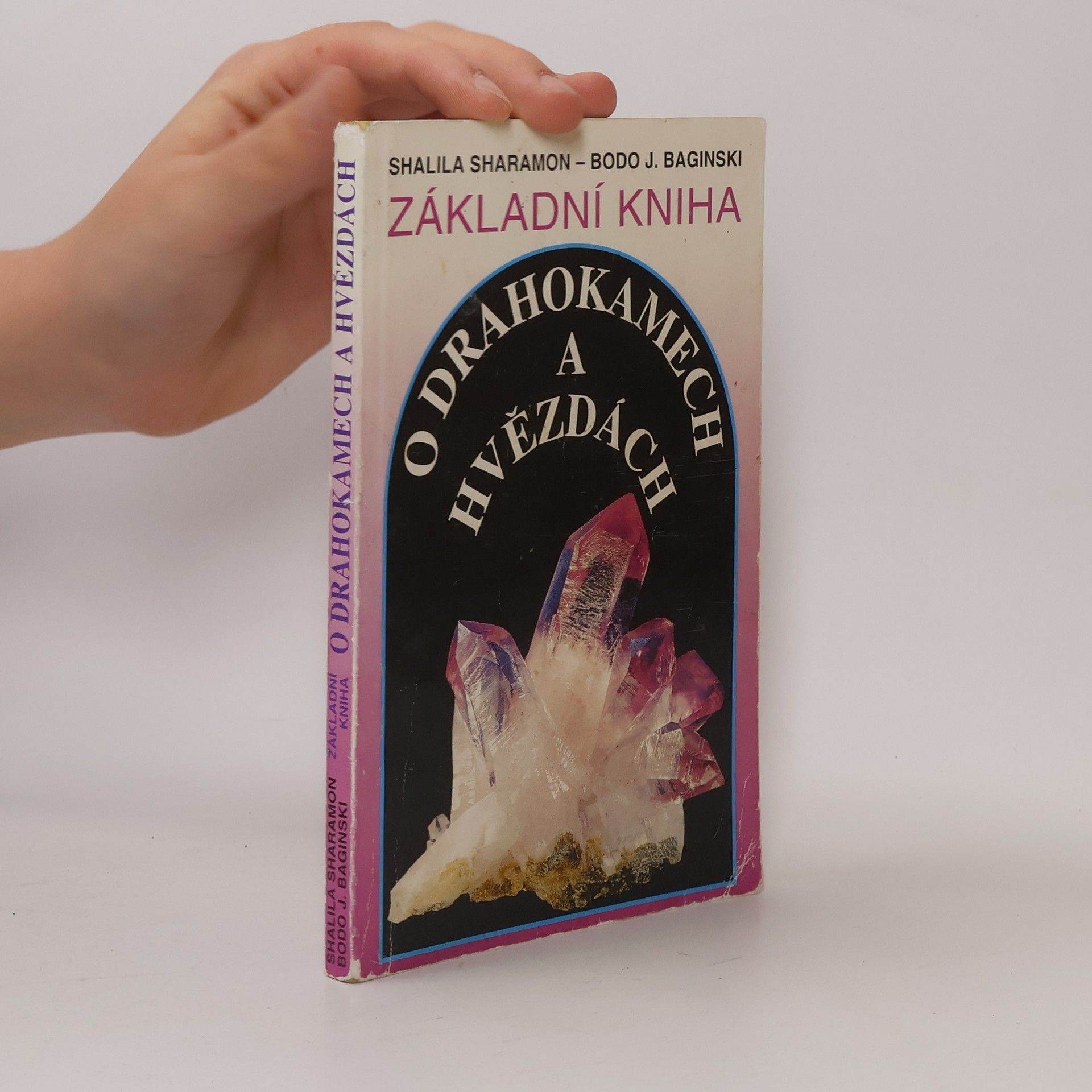 Shalila Sharamon Základní kniha o drahokamech a hvězdách. Tajemné síly drahých kamenů a jejich vztah k dvanácti znamením zvěrokruhu