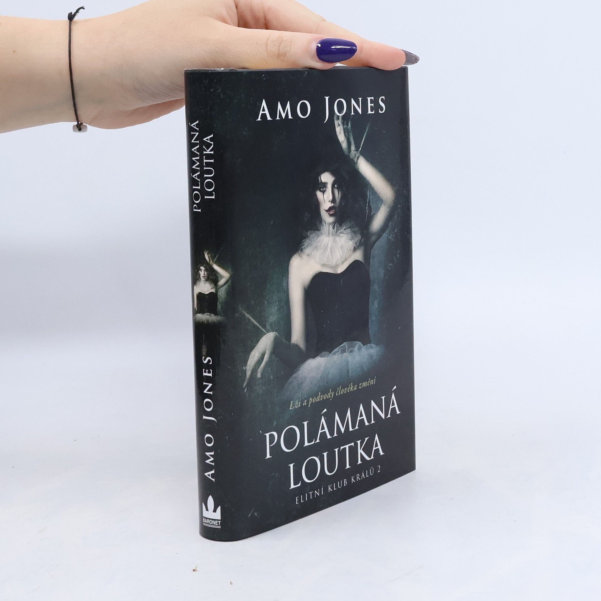 Amo Jones Polámaná loutka