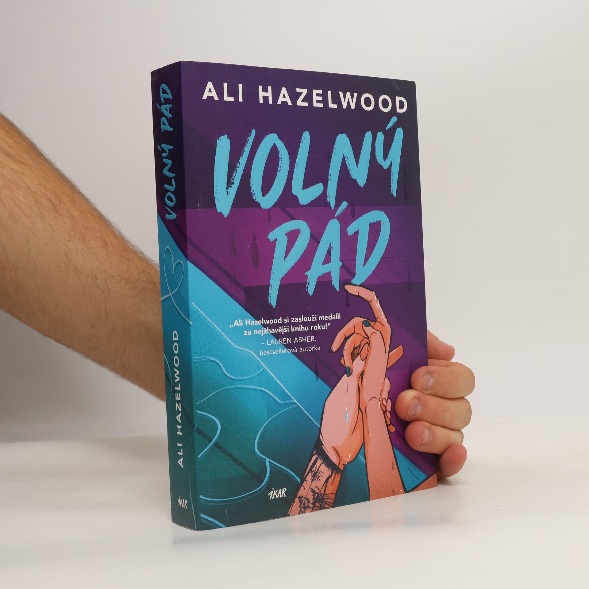 Ali Hazelwood Volný pád