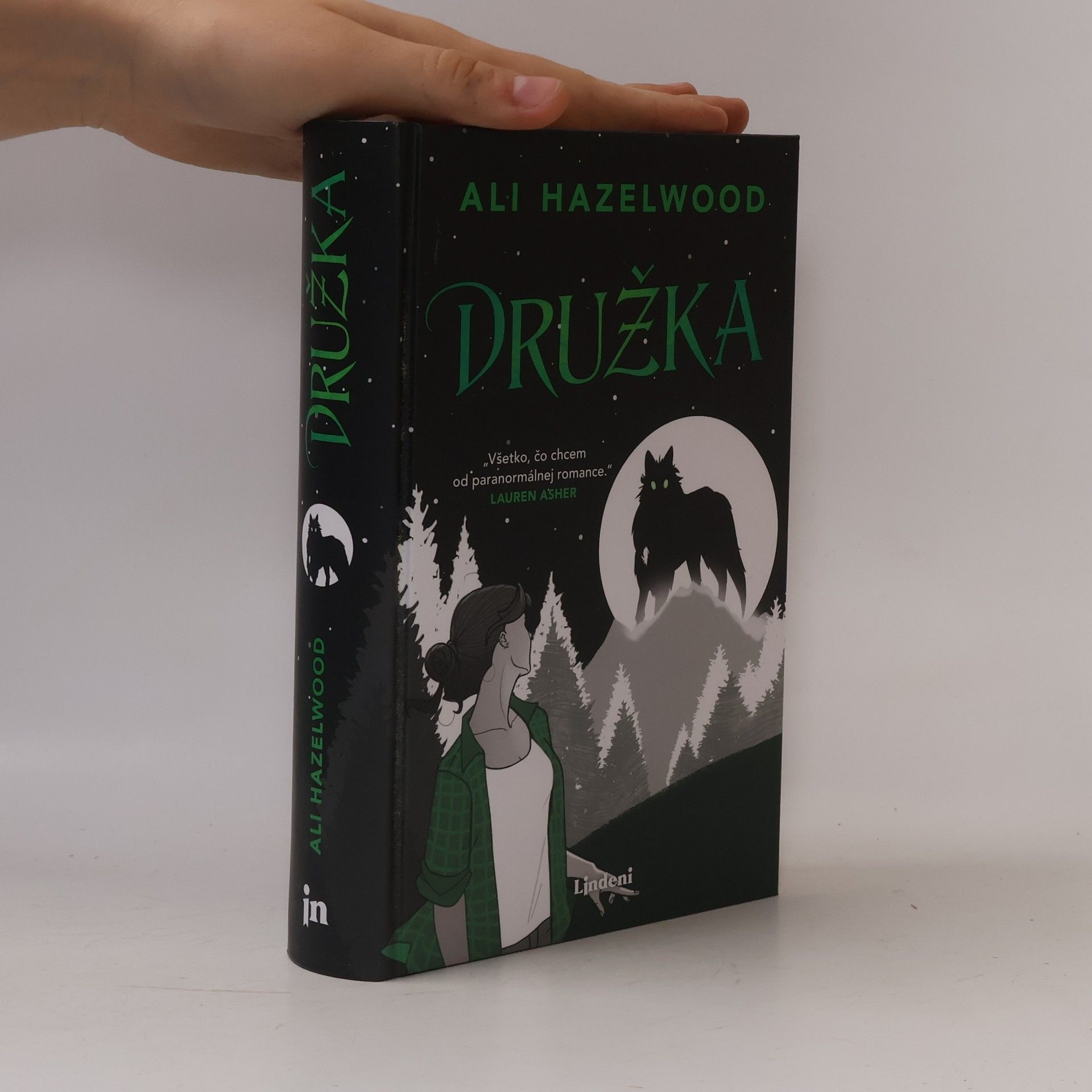 Ali Hazelwood Družka